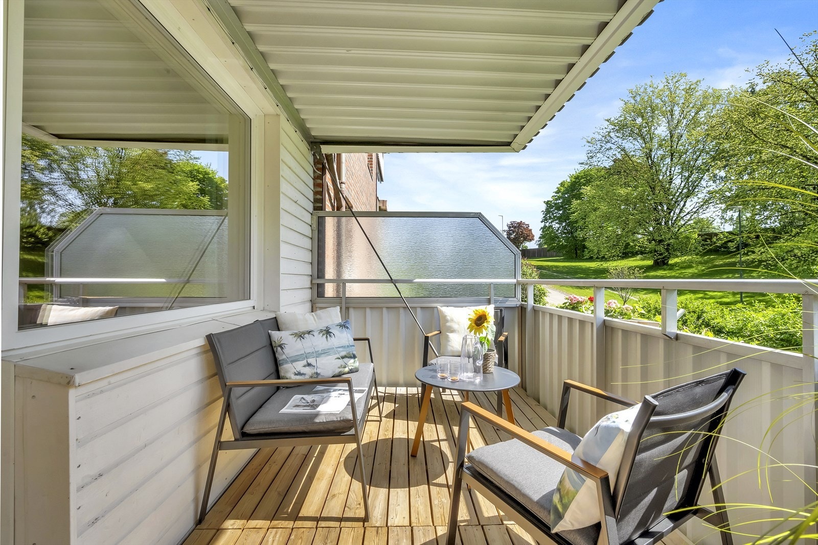 Fra stuen er det utgang til en herlig sydvestvendt balkong på ca. 8 m² med gode solfordhold. Galleribilde
