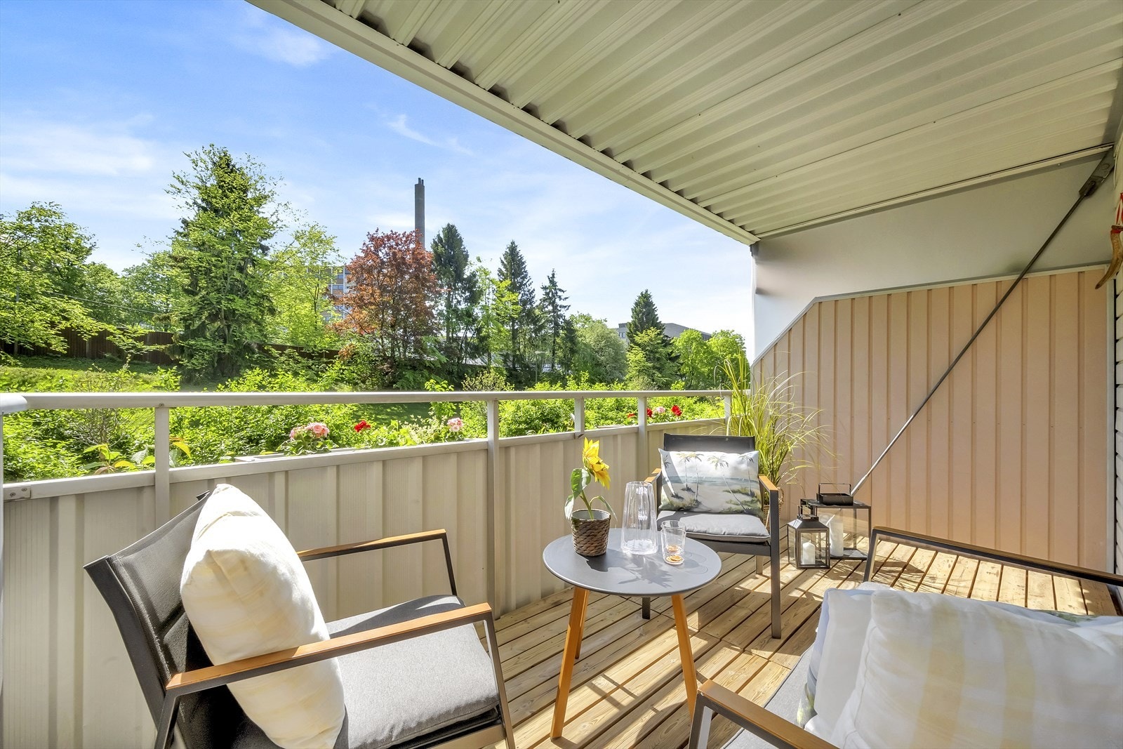 På vår- og sommerhalvåret blir terrassen som en forlengelse av stuen og innbyr til mer samvær og fine stunder med familie og venner. Galleribilde