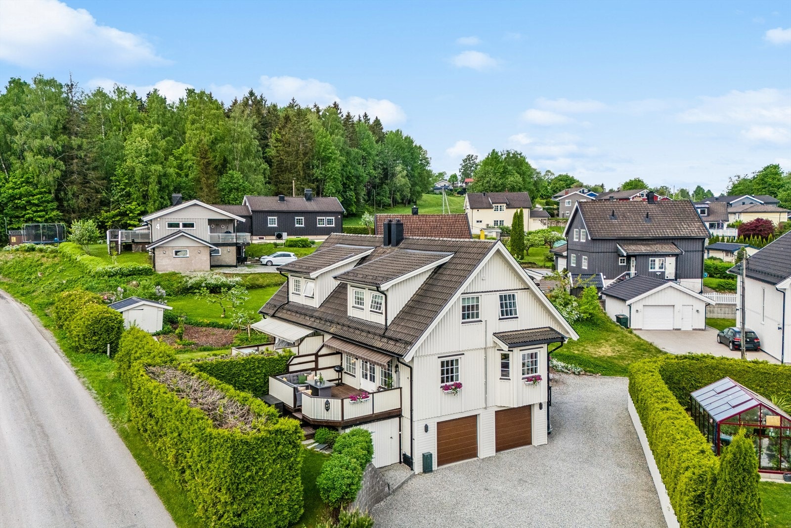 Eiendommen ligger fint til i et rolig og veletablert boligområde. Galleribilde