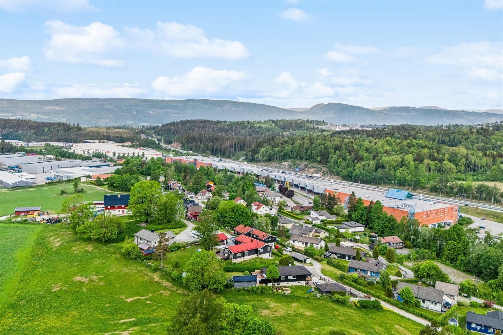 I gangavstand fra boligen finner du Liertoppen kjøpesenter med ca. 85 forskjellige butikker og gratis parkering, samt lademuligheter for elbiler. Her finner du bl.a. apotek, kles- og interiørbutikker, vinmonopol, McDonald's og NetOnNet. Galleribilde