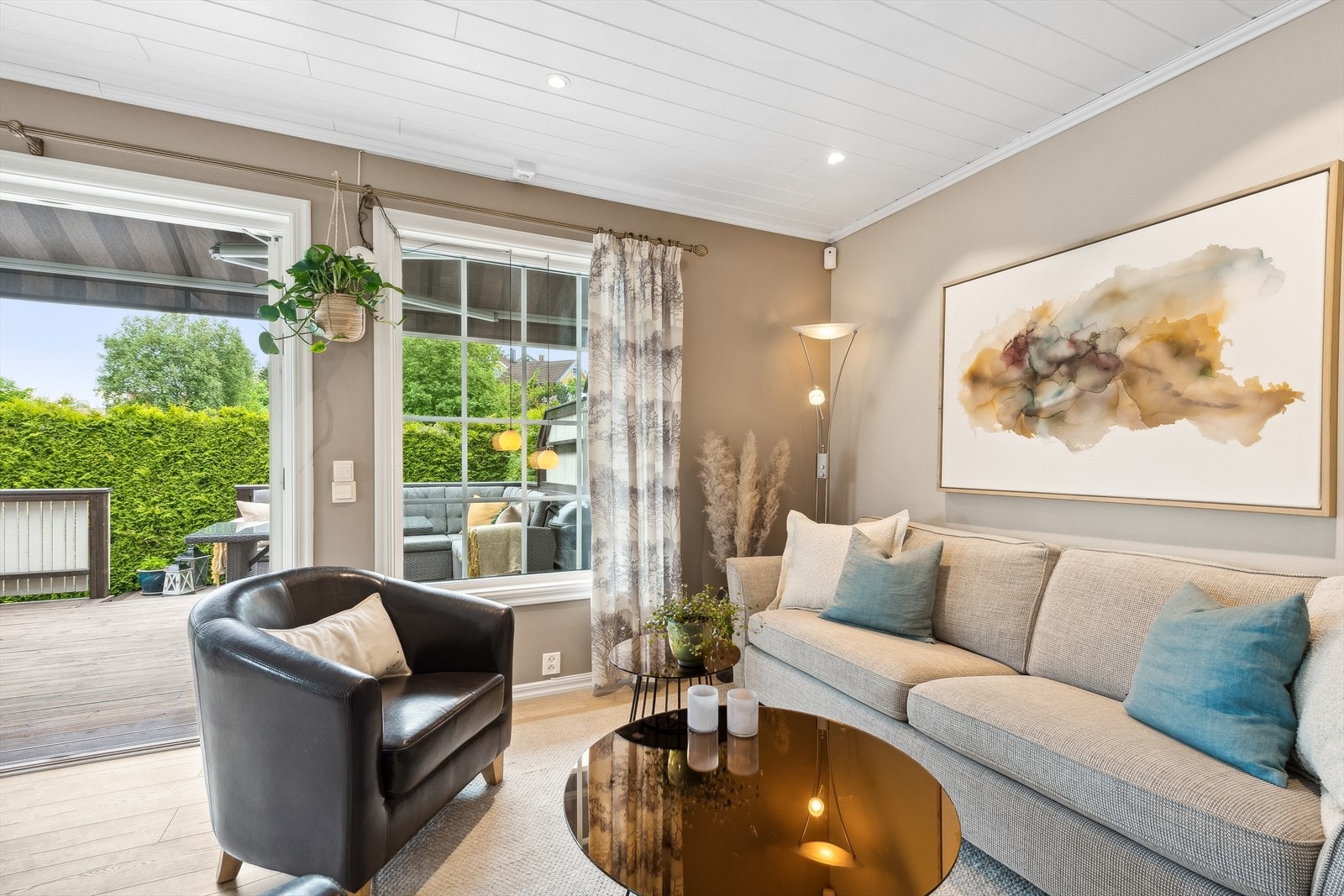 Stuen er lys og romslig, og har god plass til sofagruppe. Galleribilde