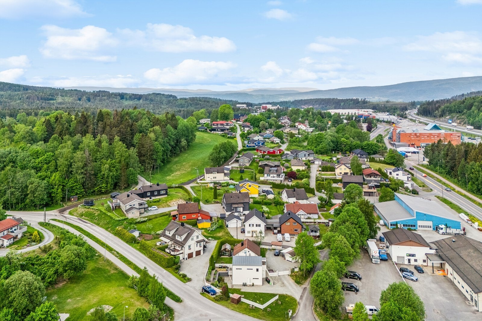 Boligen har en svært fin beliggenhet på Lierskogen med kort avstand til barnehager, skoler, servicetilbud og flotte turområder. Galleribilde