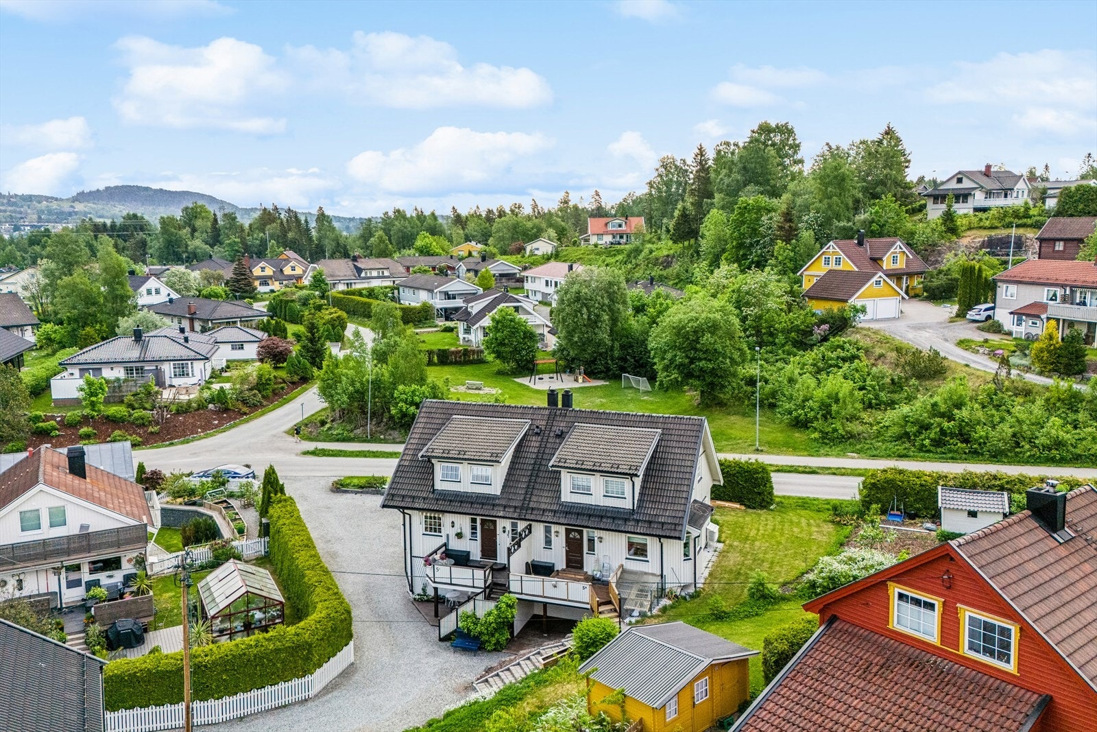 Beliggenheten med kort vei til to byer med mange arbeidsplasser, gode shoppingmuligheter i området, barnevennlighet, samt kort avstand til grøntområder, natur og marka gjør Lierskogen til et attraktivt sted å bo. Galleribilde