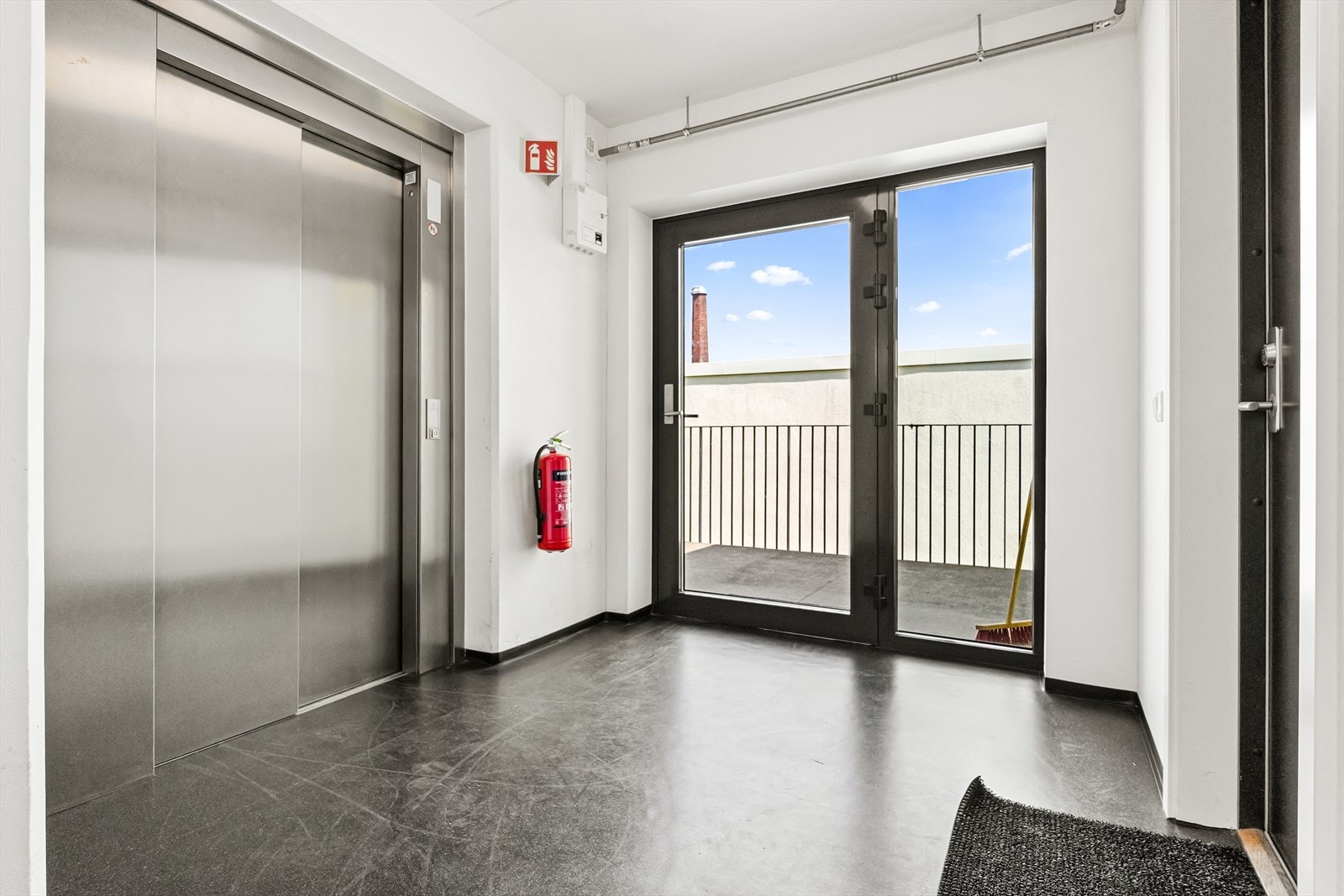 Heis til felles oppgang og ned til bodareal. Leiligheten disponerer kjellerbod på ca 5 kvm. Galleribilde