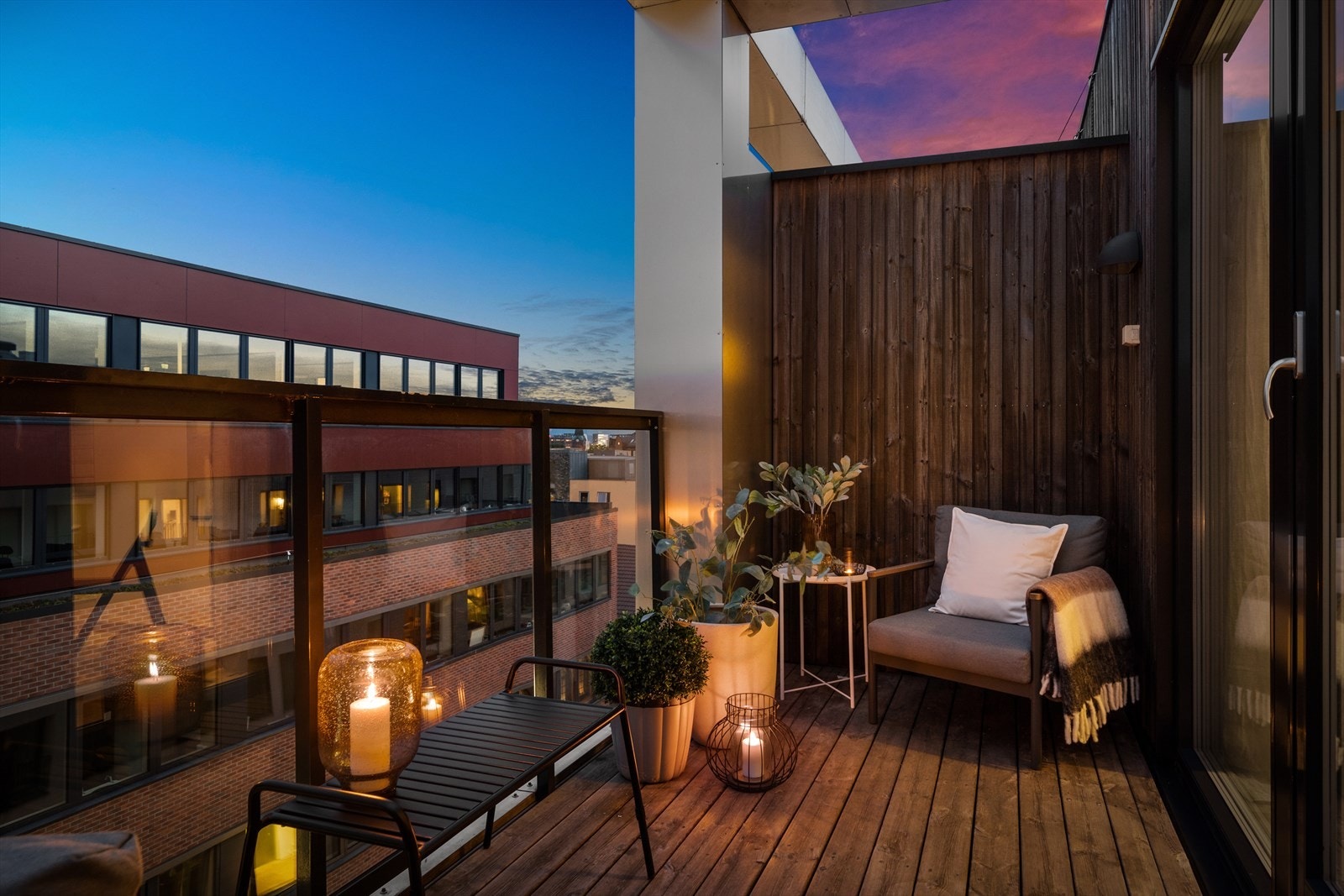 Innbydende og stor 2-roms toppetasje med solrik balkong. Galleribilde