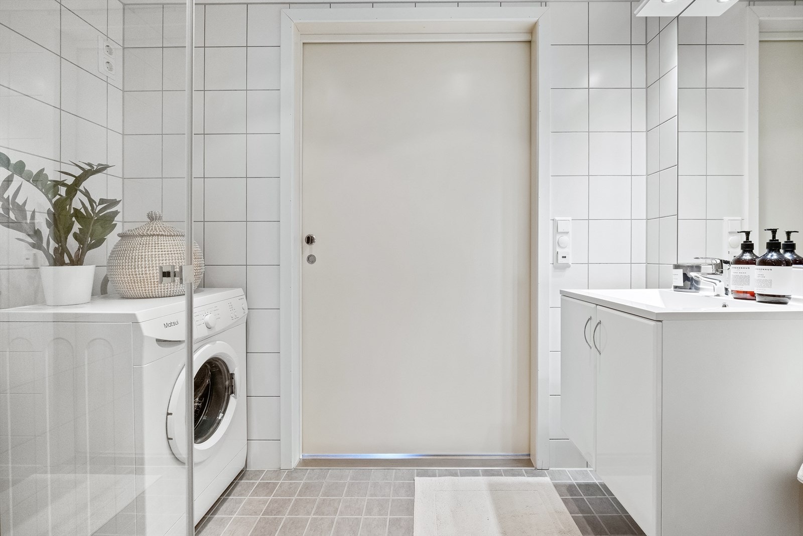 Downlights i himling. Opplegg for vaskemaskin og tørketrommel. Galleribilde