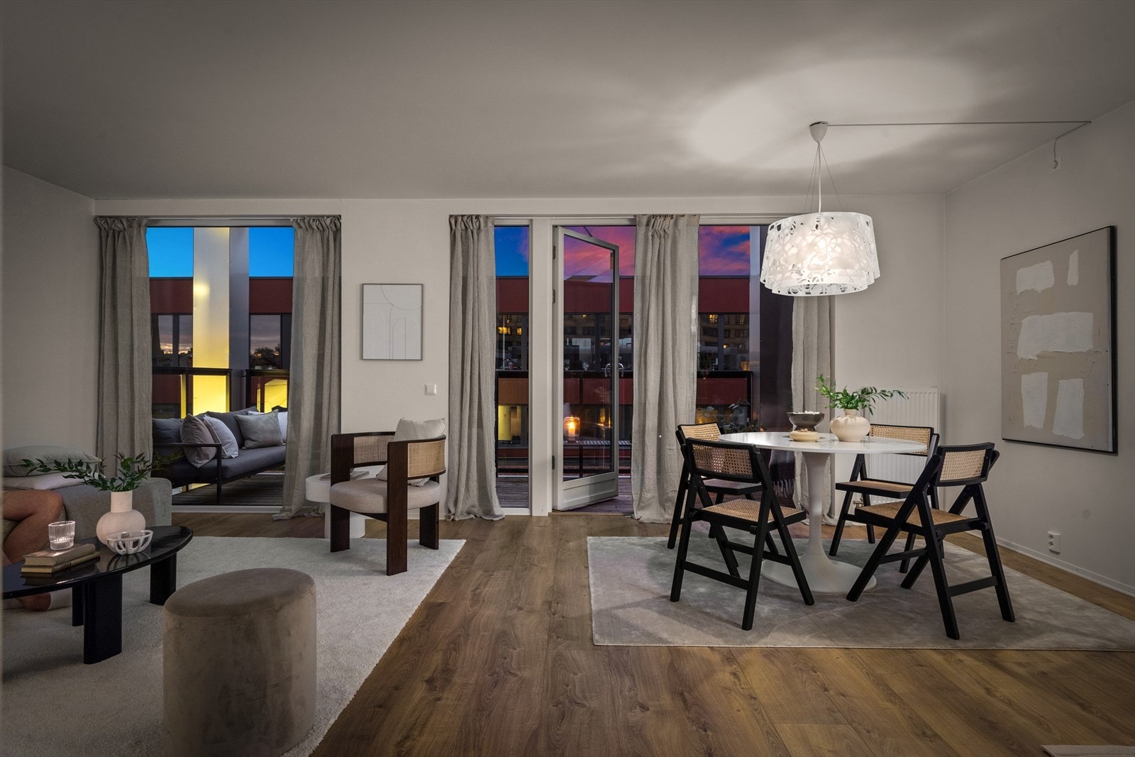 Nyt kveldshimmel via de store vindusflatene. Galleribilde