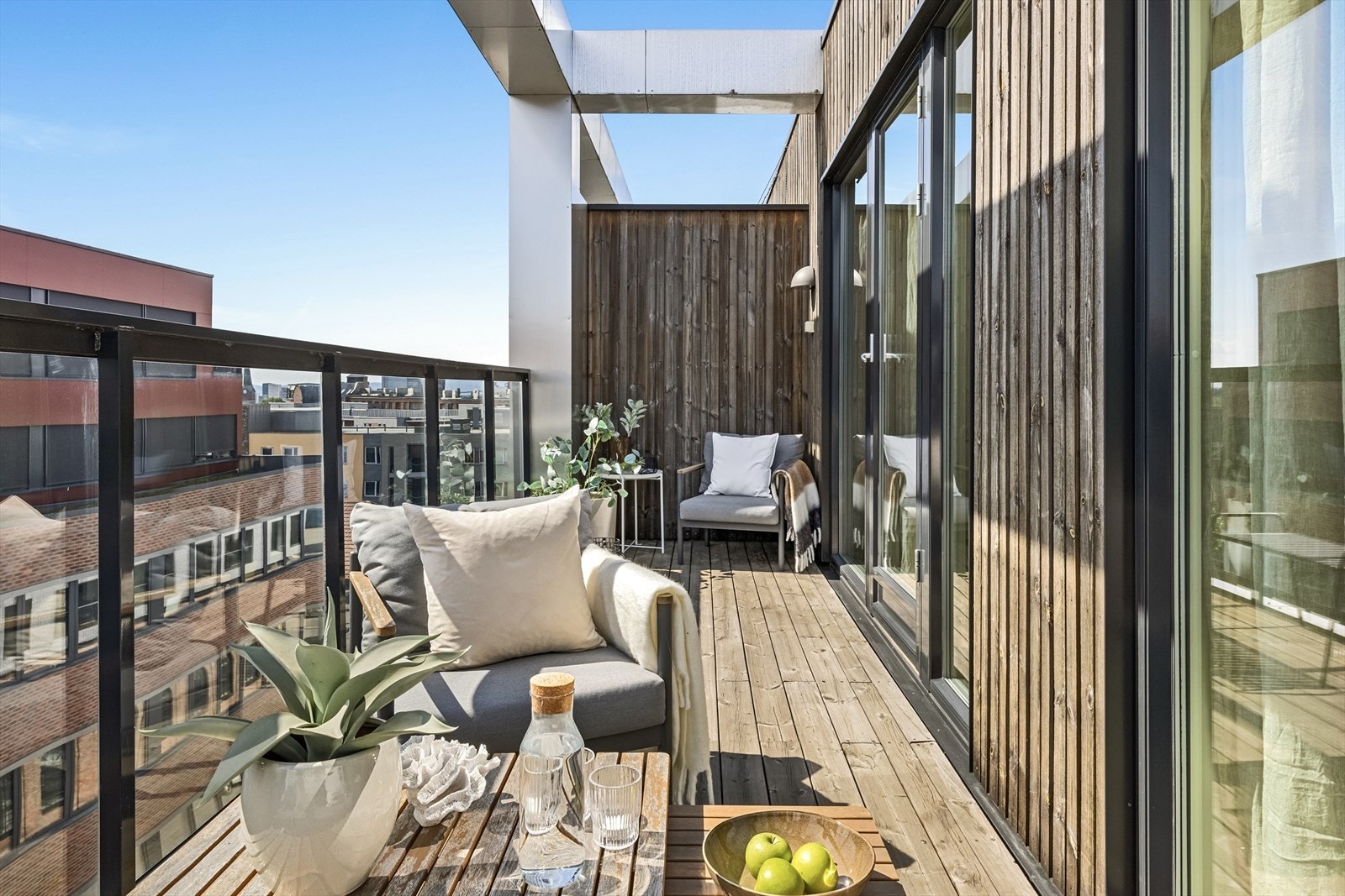 Balkongen er vendt sydøst og har gode solforhold. Galleribilde