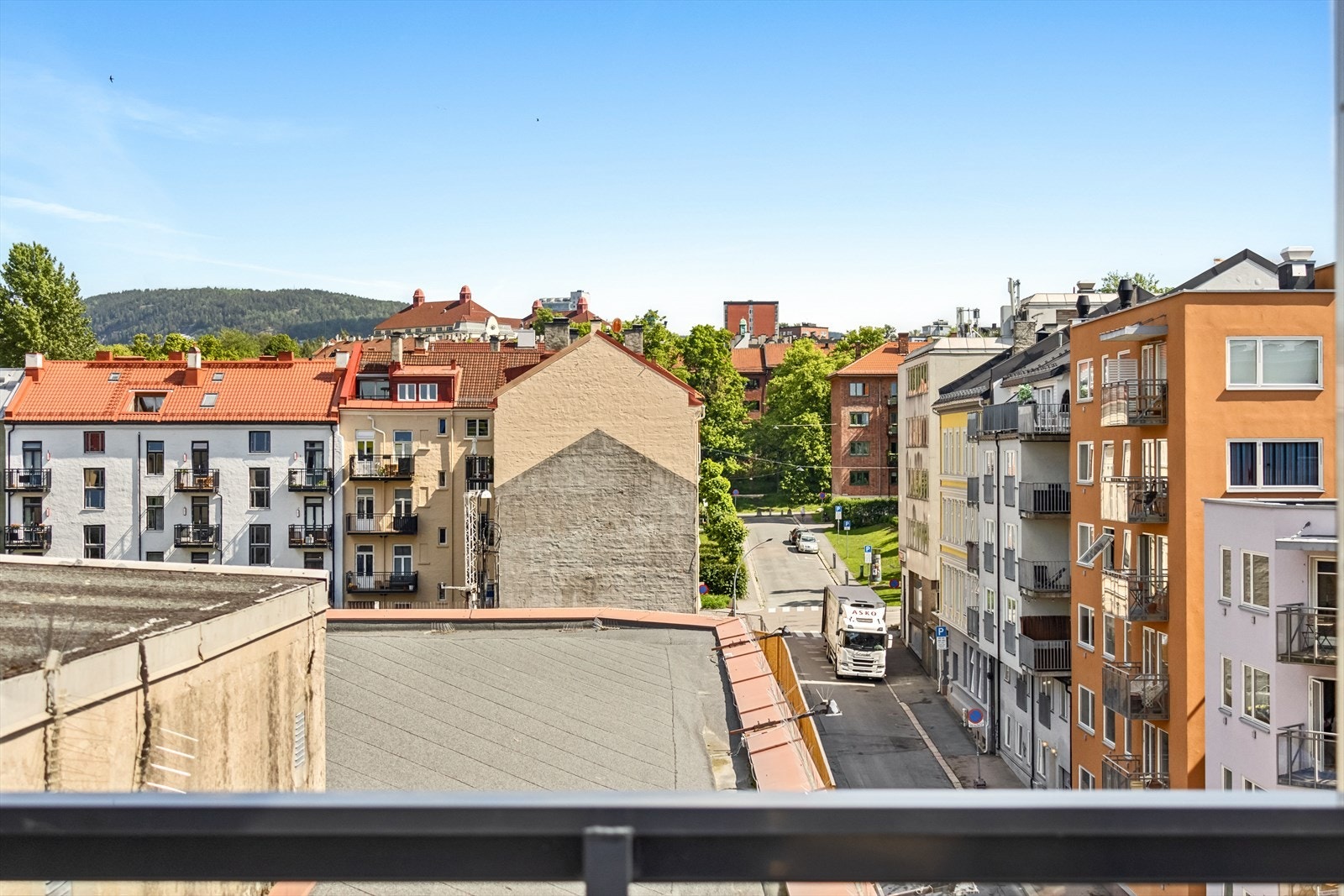 Flott utsikt over nærområdet, retning Rosenhoff og videre til Grefsen. Galleribilde