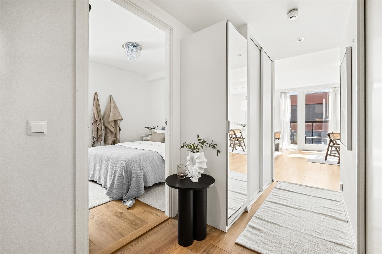 Inn til soverom fra entré. Galleribilde