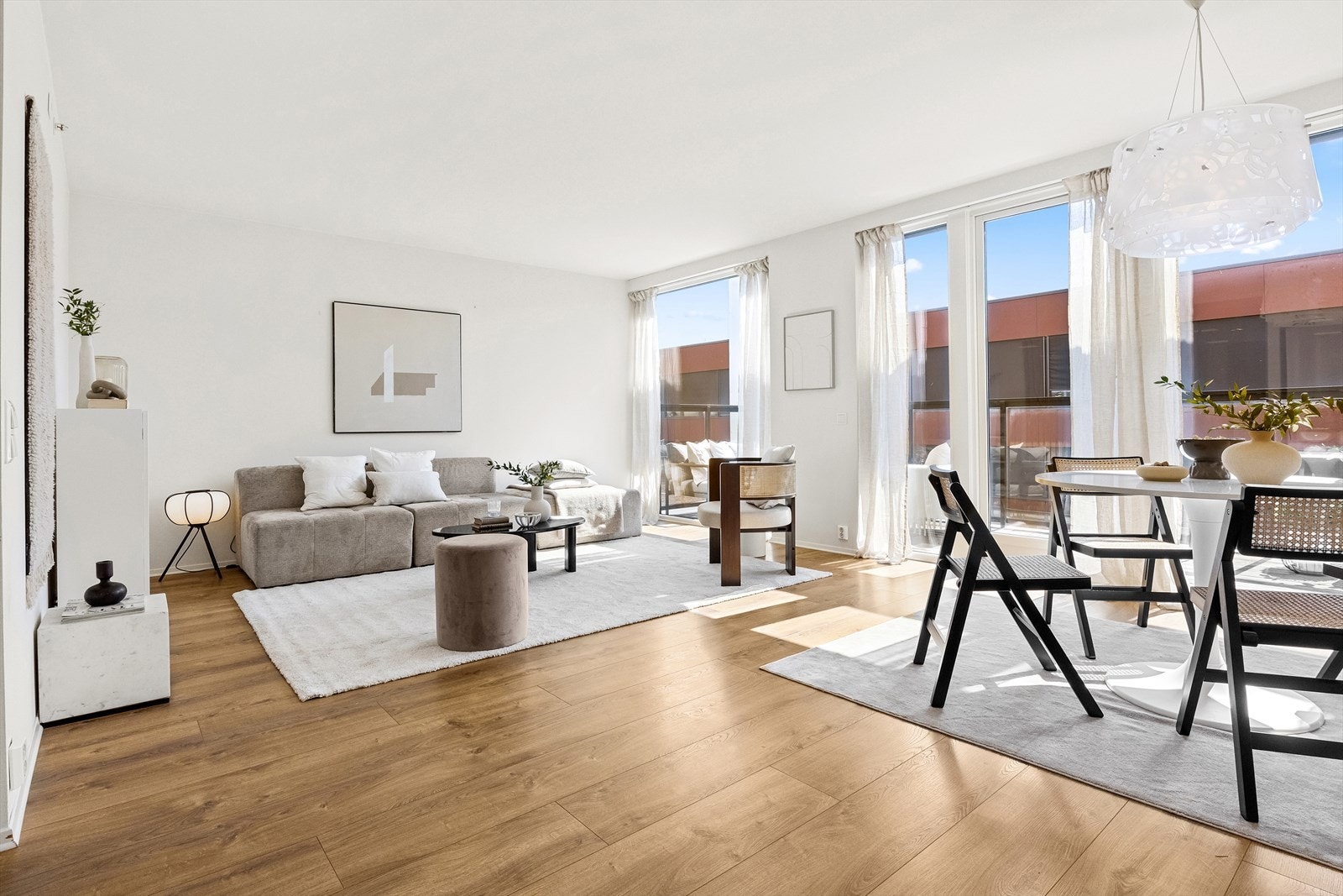 Lys og velholdt leilighet med store vindusflater. God plass til romslig sofagruppe og annet møblement. Galleribilde