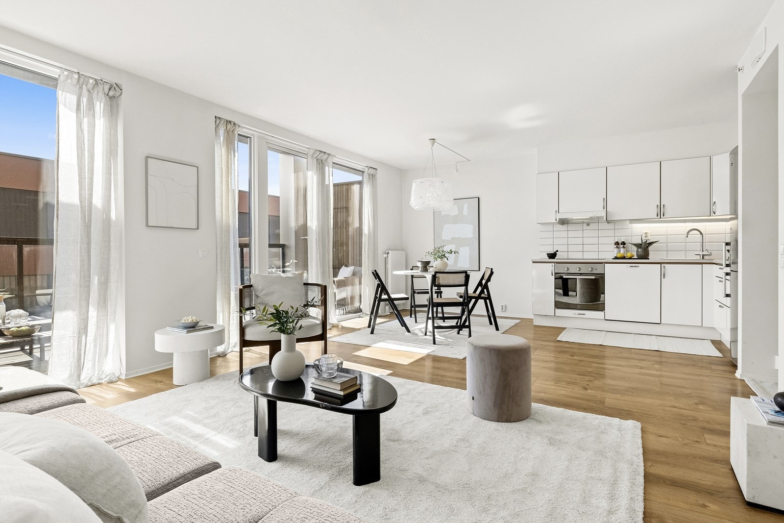 Åpent og innbydende kjøkken med god plass til å dekke opp med langbord. Galleribilde