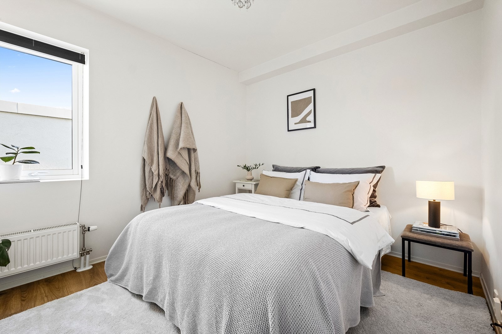 Romslig soverom med plass til dobbeltseng og garderobe. Galleribilde