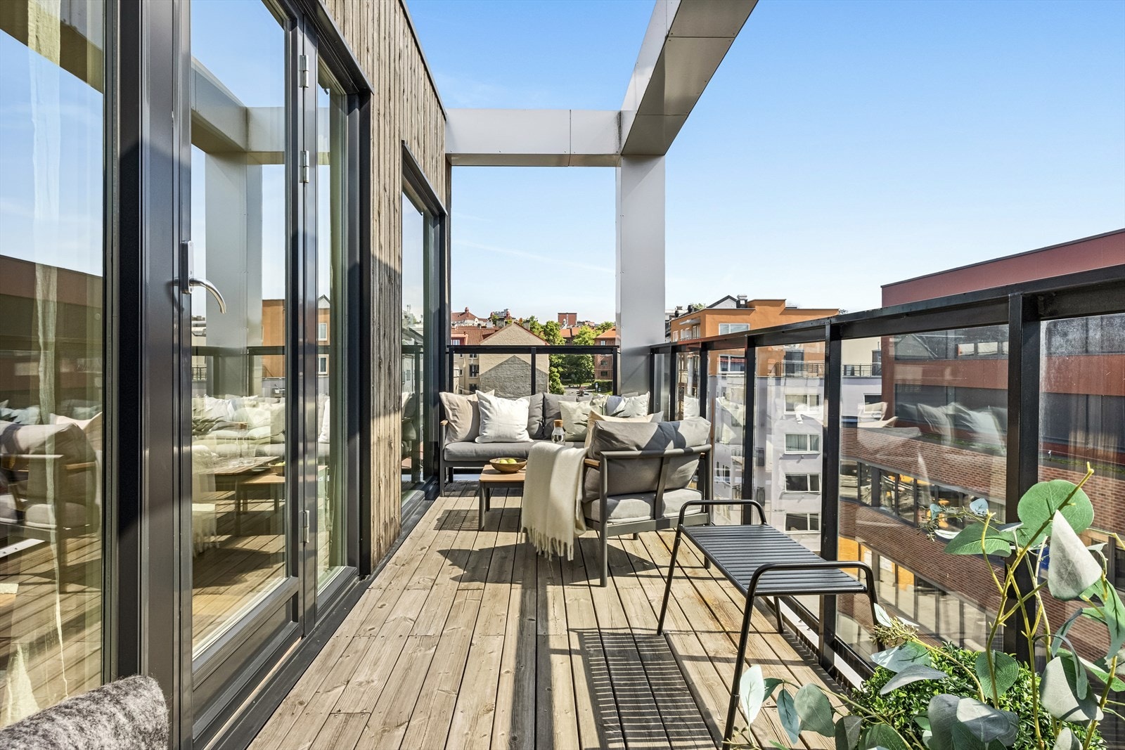 Balkongen er på 12 kvm og har plass til flere sittegrupper og grill. Galleribilde