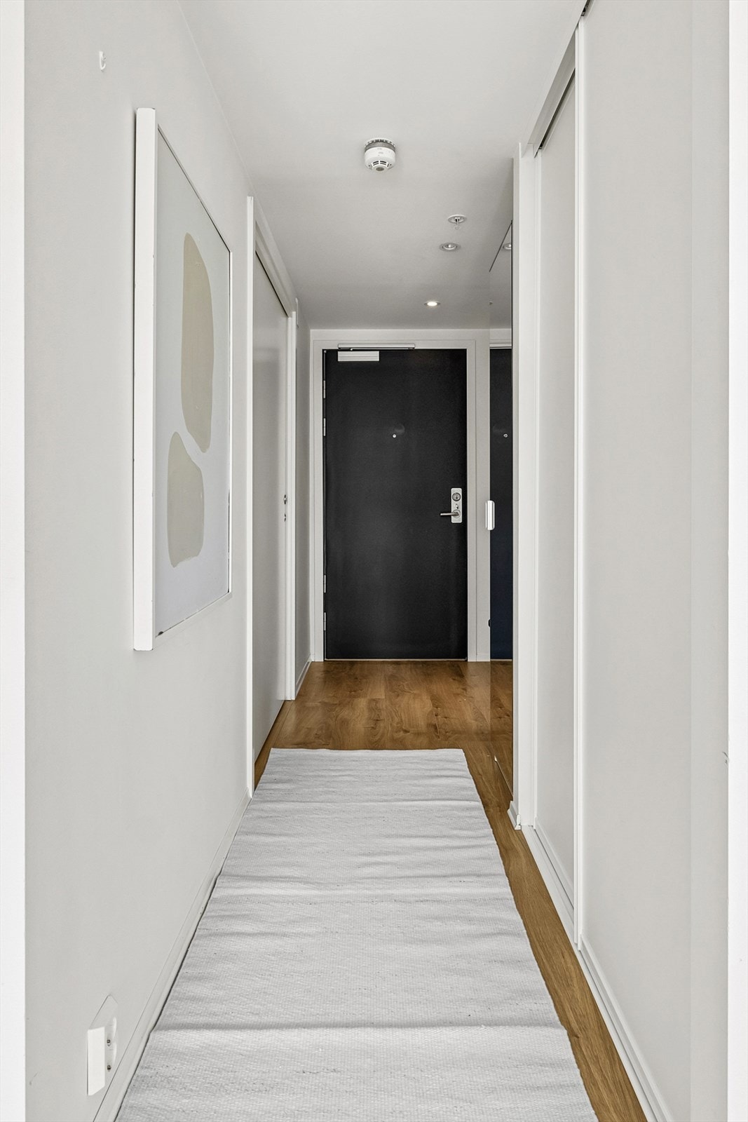 Entré med garderobeskap. I tillegg er det plass til klesoppheng. Galleribilde