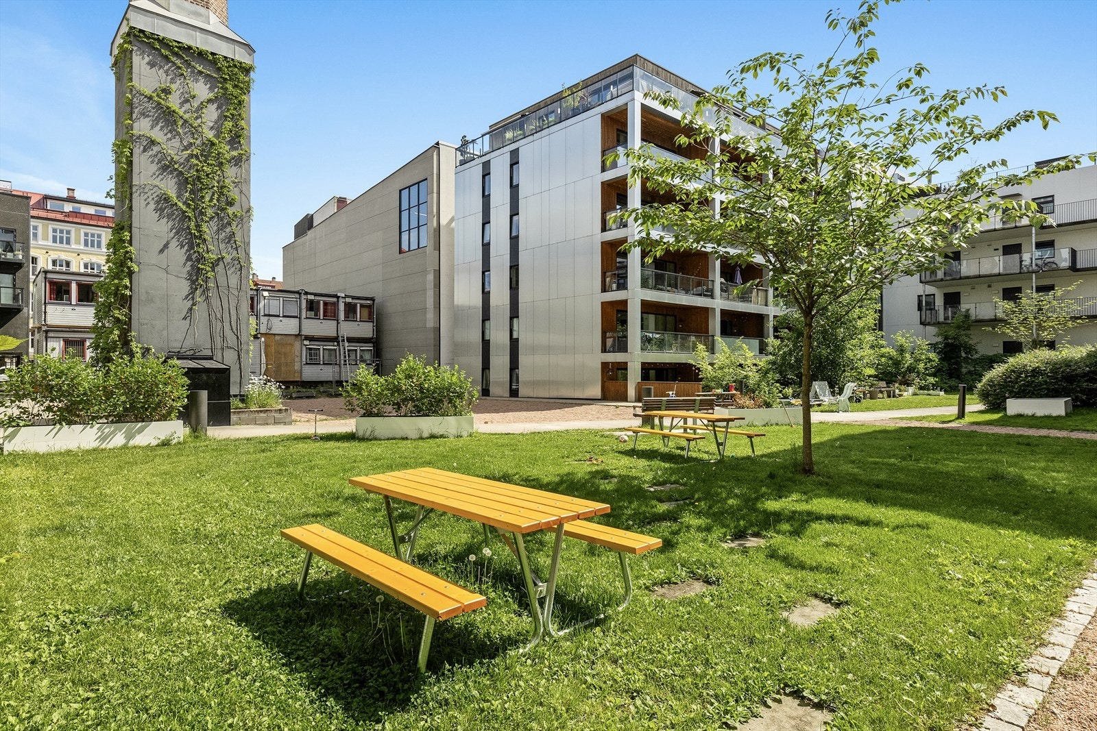 Opparbeidet med gangstier, plenareal og beplantning. Galleribilde