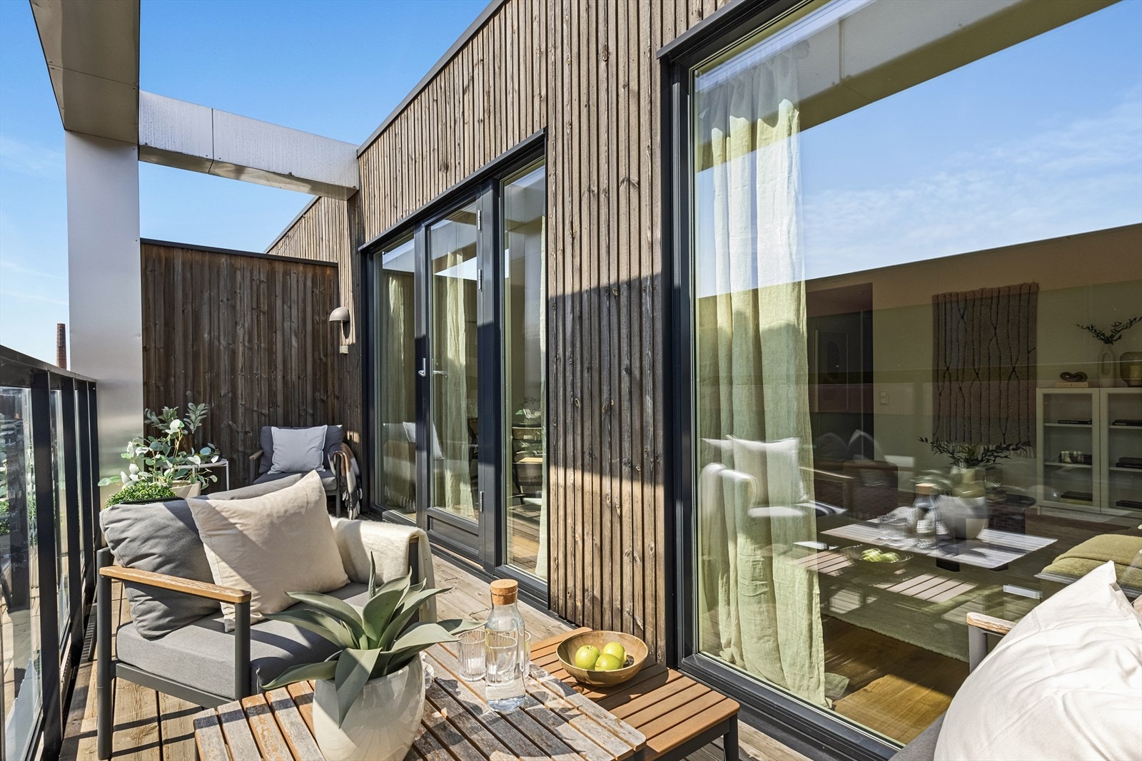 Utstyrt med stikkontakt og utebelysning. Glassrekkverk og terrassebord. Galleribilde