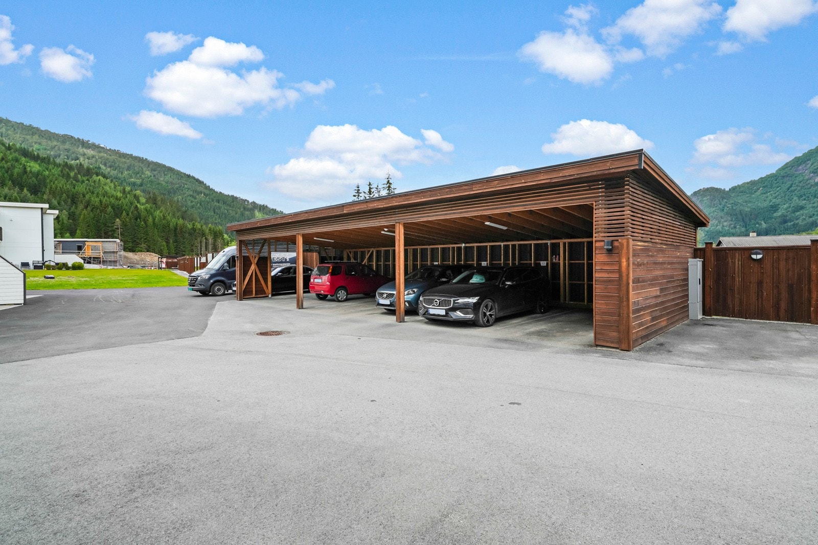 Felles carportanlegg hvor boligen disponerer en plass - det er i tillegg en fast utvendig parkeringsplass tilhørende boligen Galleribilde