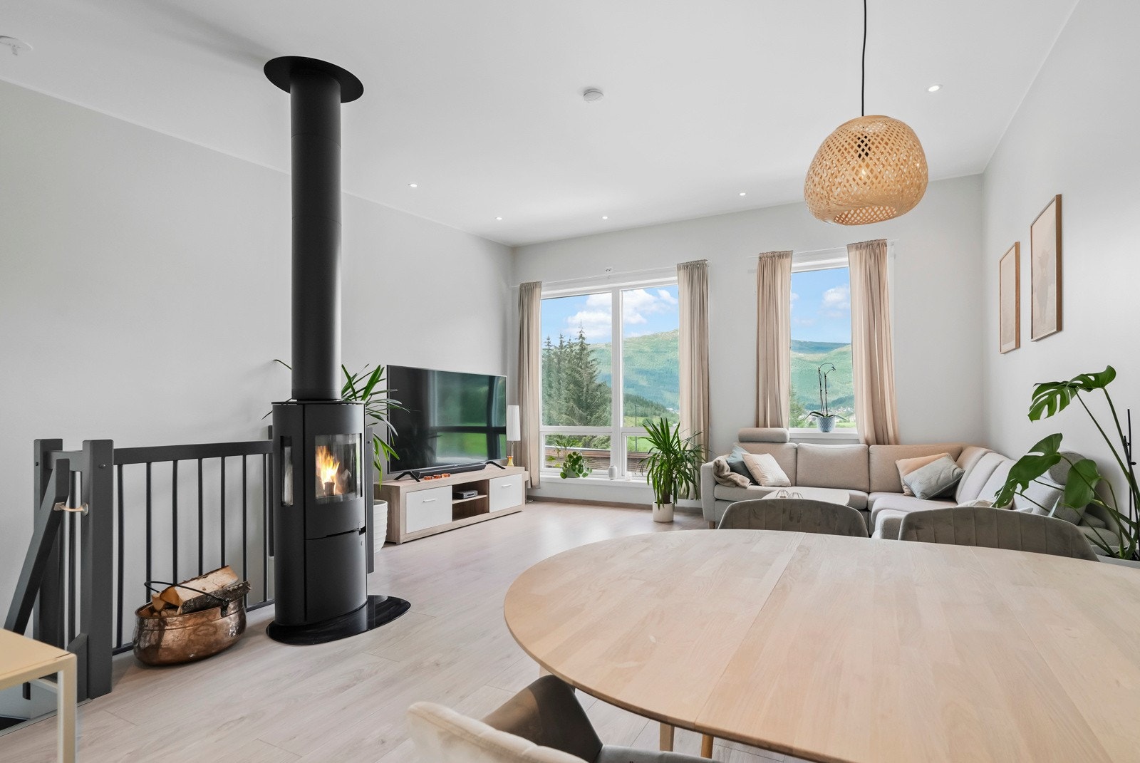 I stua er det ekstra takhøyde og store vindu mot nord i retning Førde sentrum Galleribilde