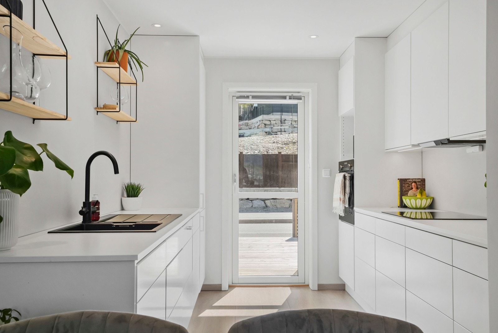 Fra kjøkkenet er det adkomst ut til sørvendt terrasse på oppsiden av huset Galleribilde