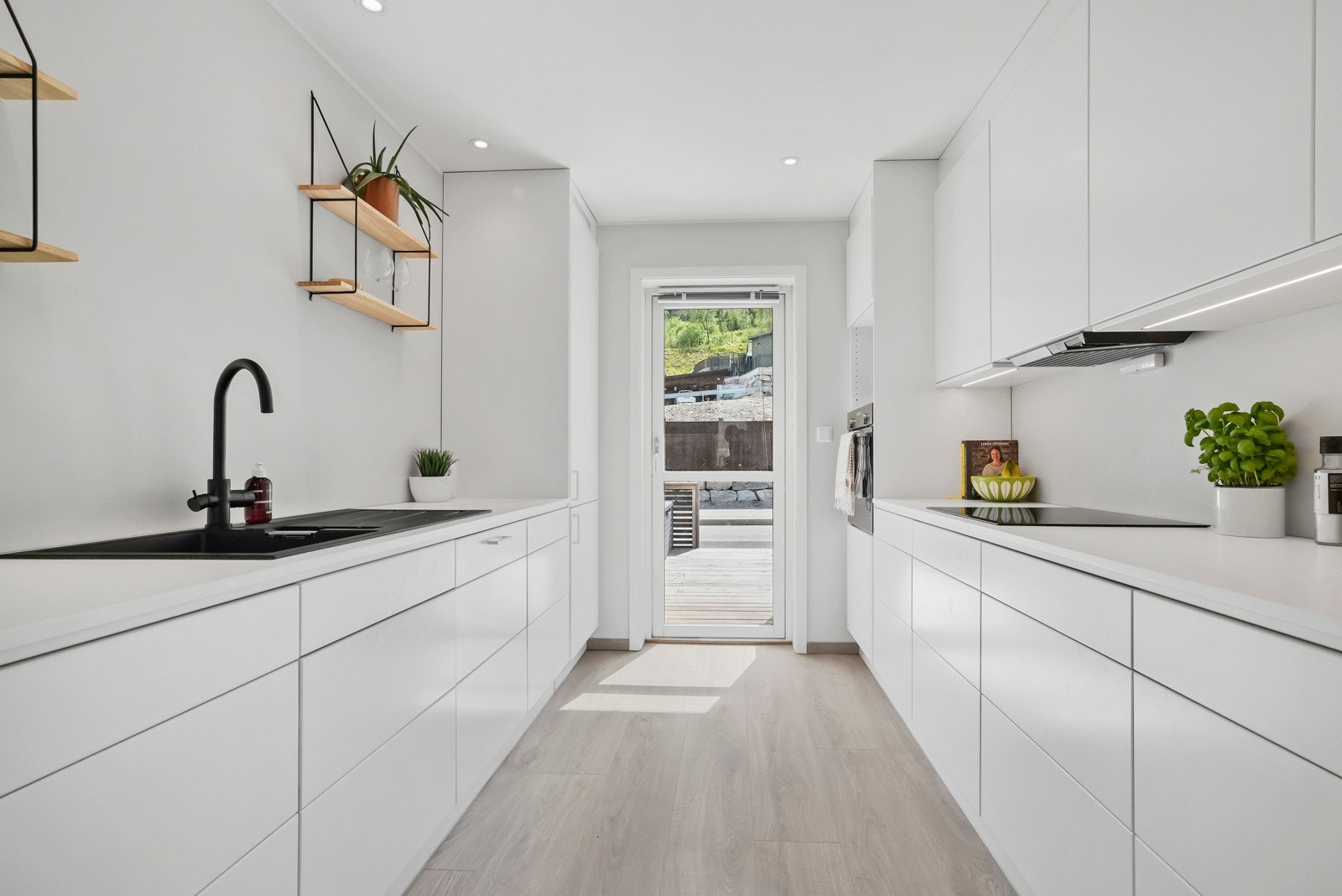 Stilrent kjøkken fra Drømmekjøkkenet med integrerte hvitevarer fra Siemens Galleribilde