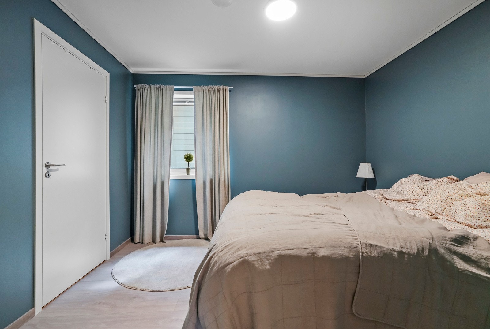 Hovedsoverom med egen walk-in garderobe Galleribilde