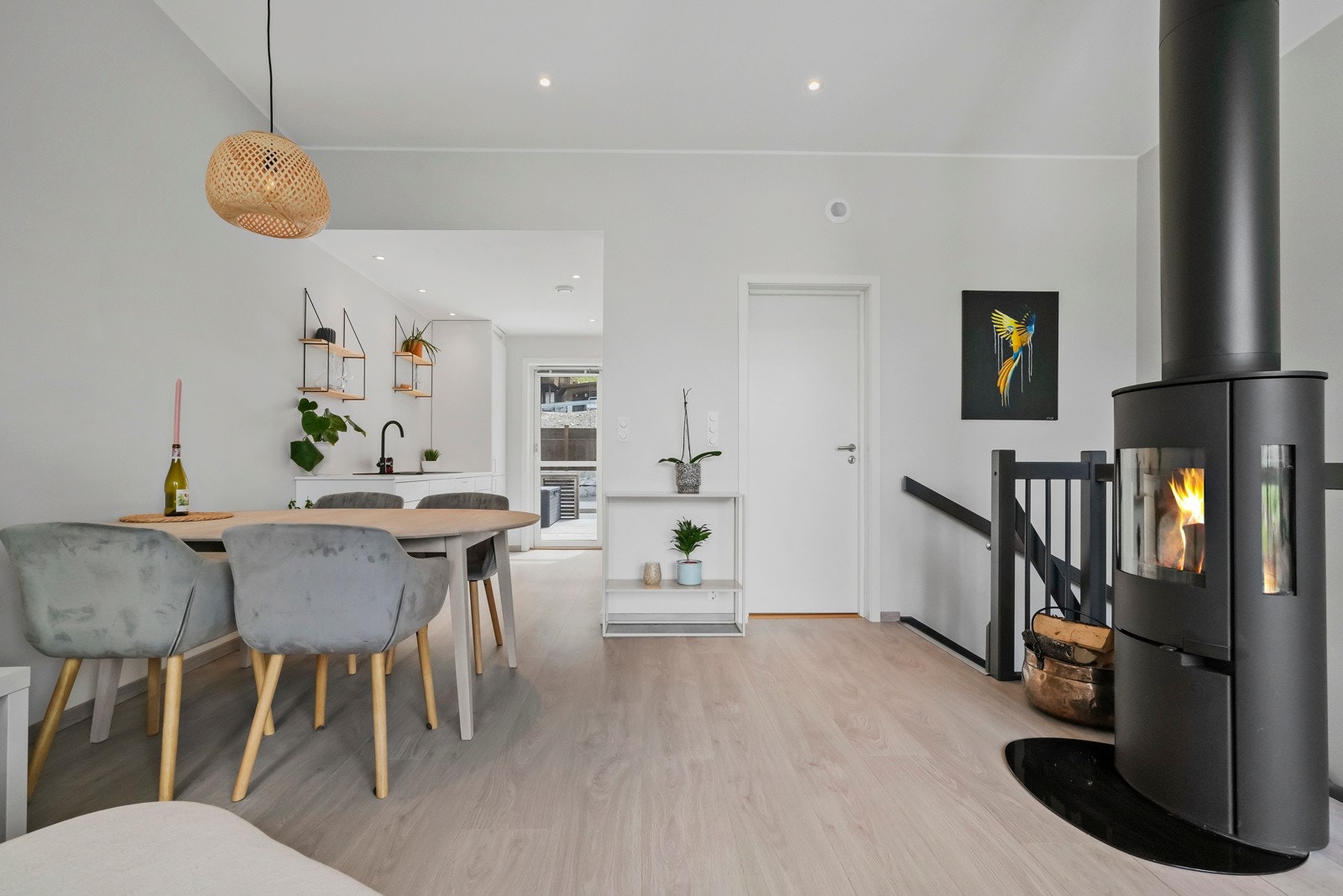 Stue og kjøkken ligger i delvis åpen løsning Galleribilde