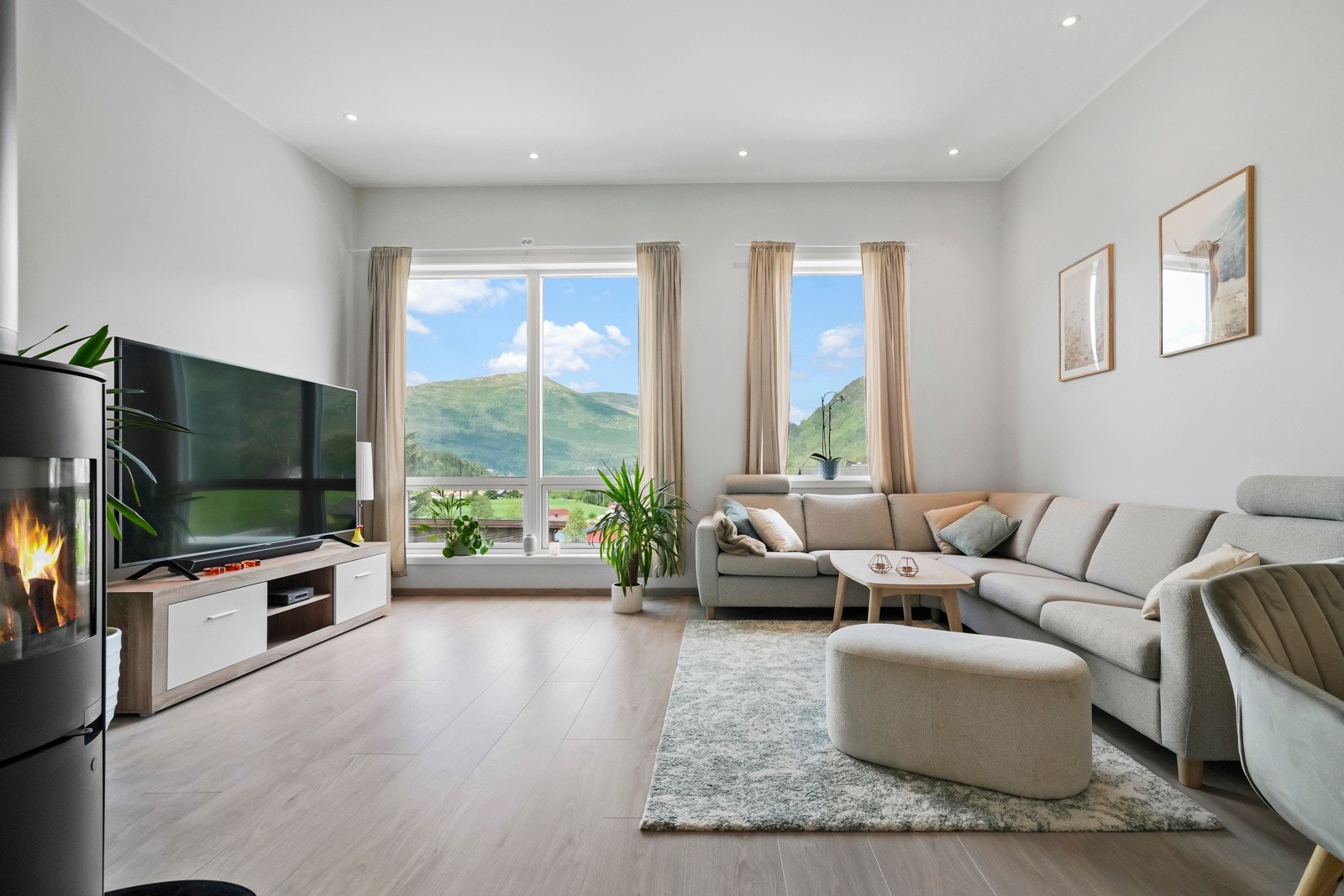 Stue med ekstra takhøyde og store vindu Galleribilde