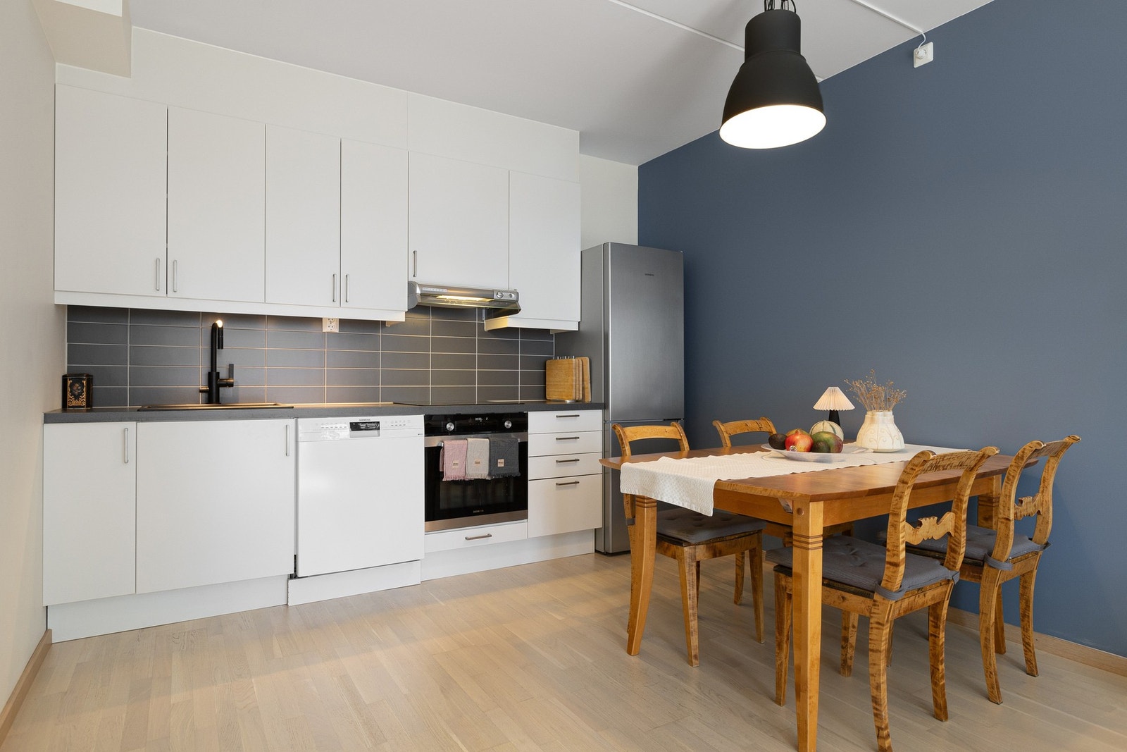 Den åpne kjøkkenløsningen gjør det enkelt å være sosial samtidig som du lager mat. Galleribilde