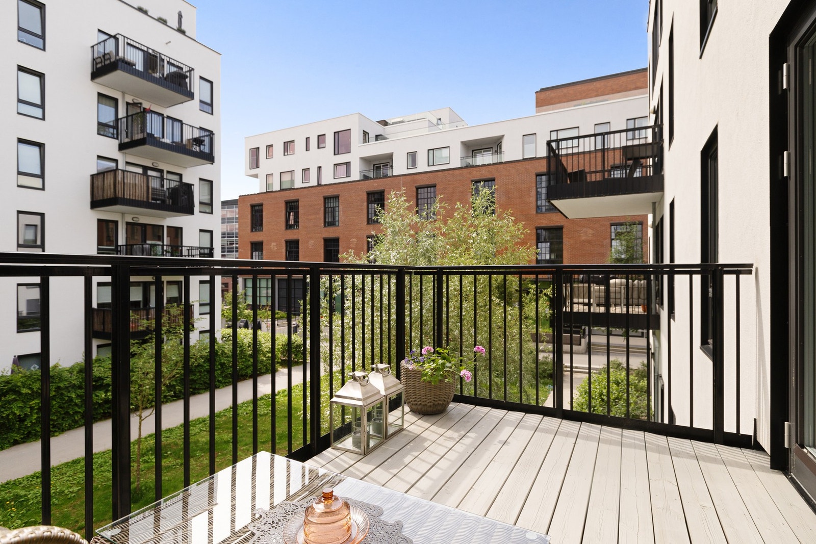 Uteplassen har terrassebord på gulv og har god plass til sittegruppe, grill, beplantning mm. Galleribilde