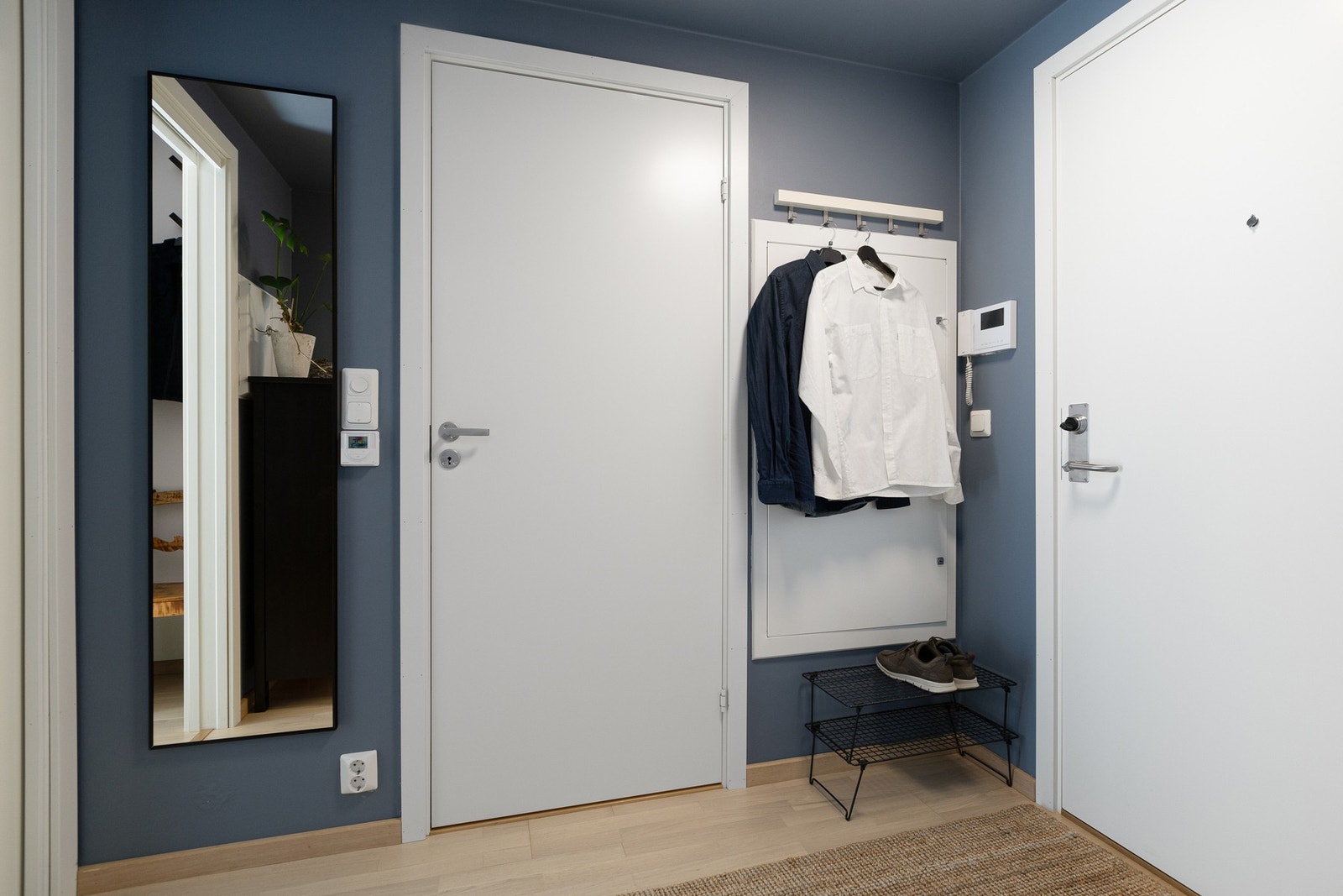 Du åpner inngangsdøren og ønskes velkommen inn til det som kan bli ditt neste hjem! Dette er en innbydende entré med parkett på gulv - noe som er gjennomgående for hele boligen med unntak av bad. Galleribilde