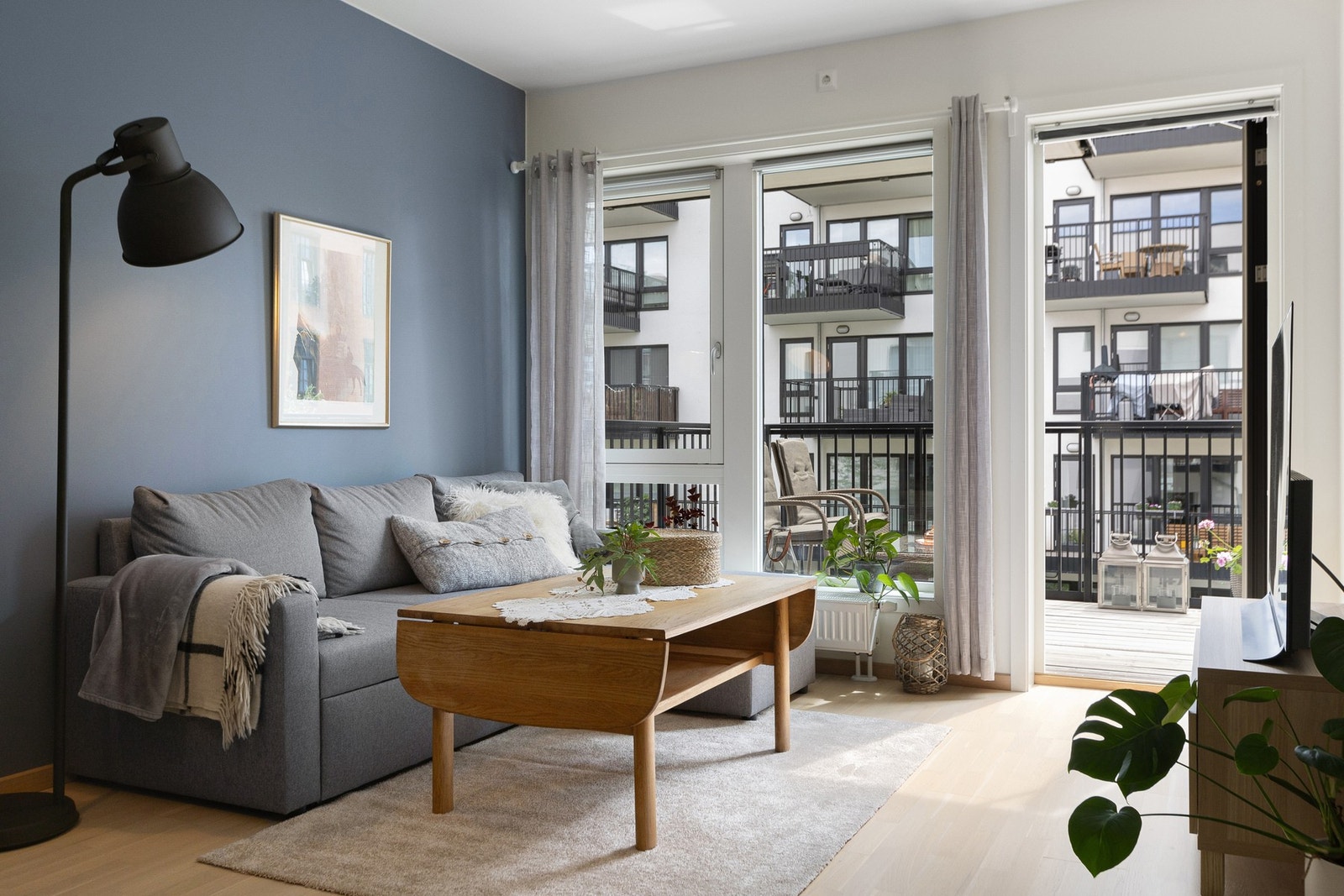 Leiligheten er vendt mot hyggelige fellesområder, har en god planløsning og store vindusflater som gir godt med lysinnslipp. Galleribilde