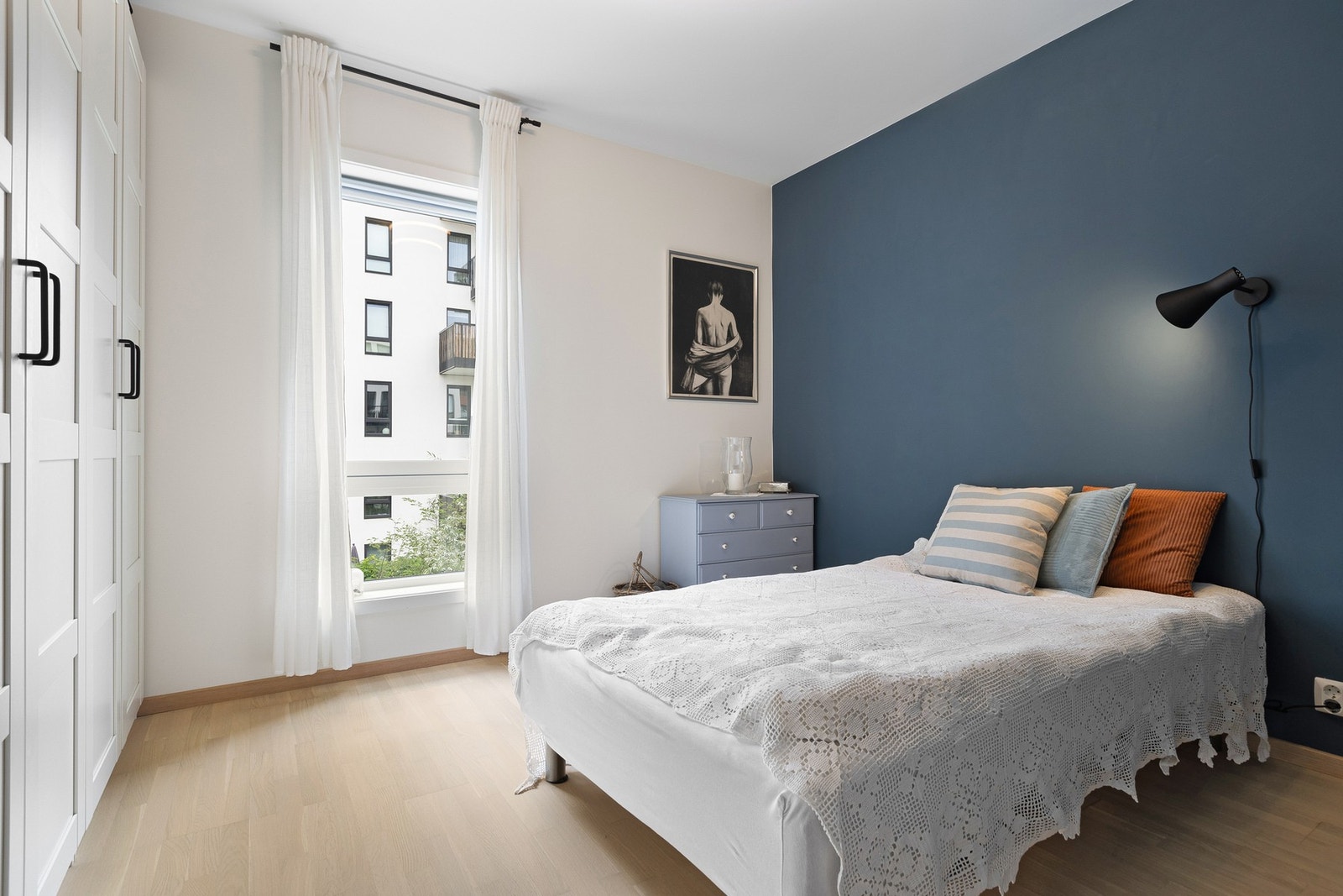 Leiligheten har et lyst og romslig soverom med god plass til dobbeltseng, nattbord og garderobeløsning. Galleribilde