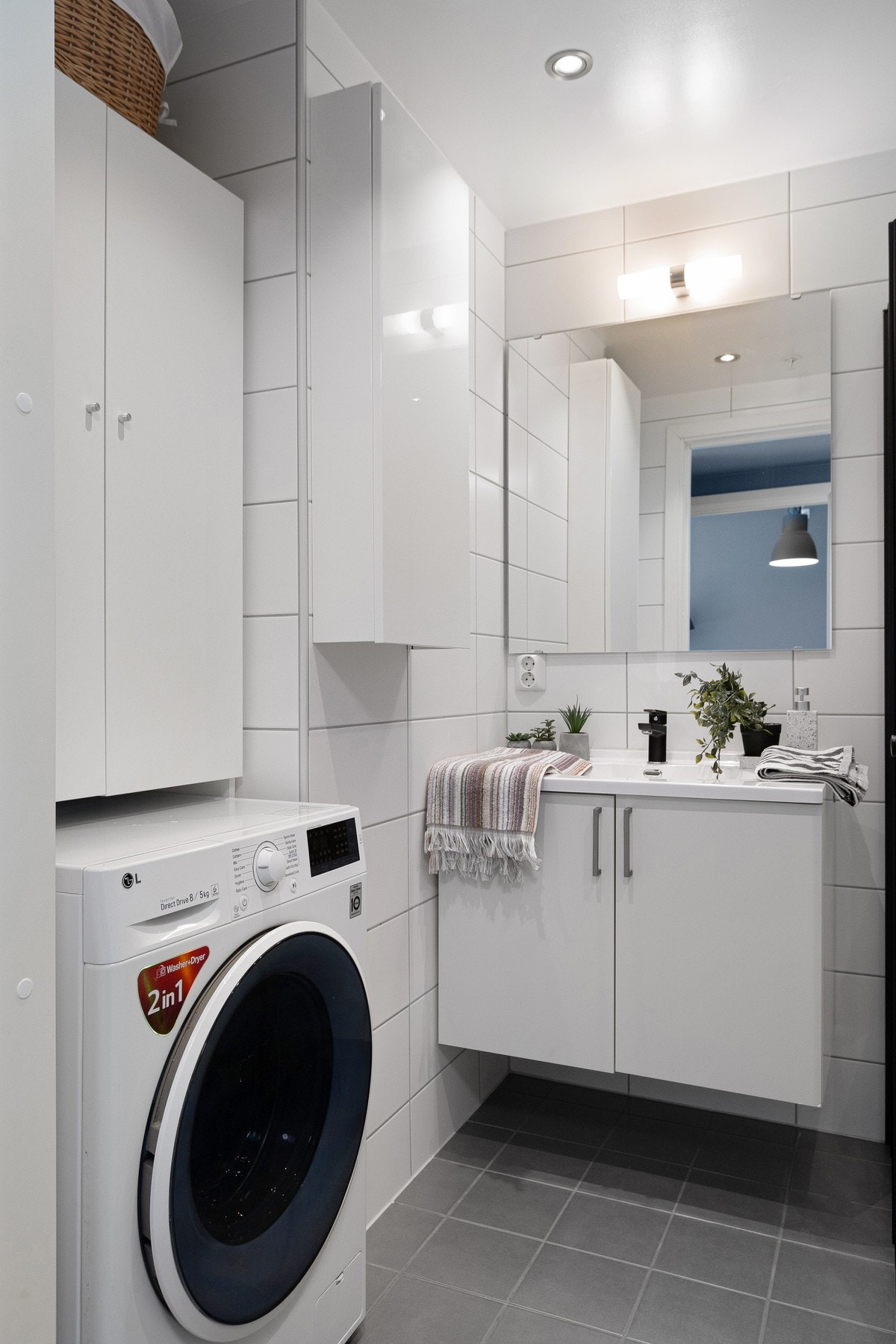 Baderomsinnredningen består av vegghengt servantskap, speil over servant med overlys og stikkontakter på vegg. Videre er det vegghengt toalett og dusjhjørne med innfellbare glassdører som frigjør plass på gulvet. Galleribilde