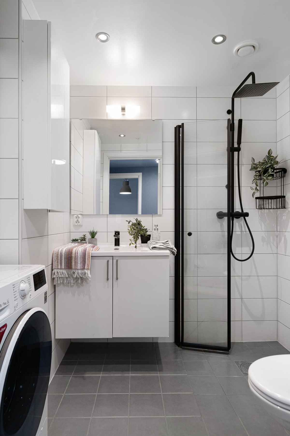 Et lekkert flislagt baderom med varme i gulv og downlights i himling. Galleribilde