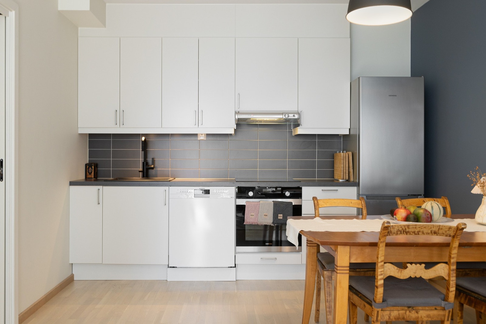 Kjøkkeninnredning fra Sigdal med fabrikklakkerte glatte fronter. Kjøkkenet er utstyrt med integrert ovn og opplegg for oppvaskmaskin. Galleribilde