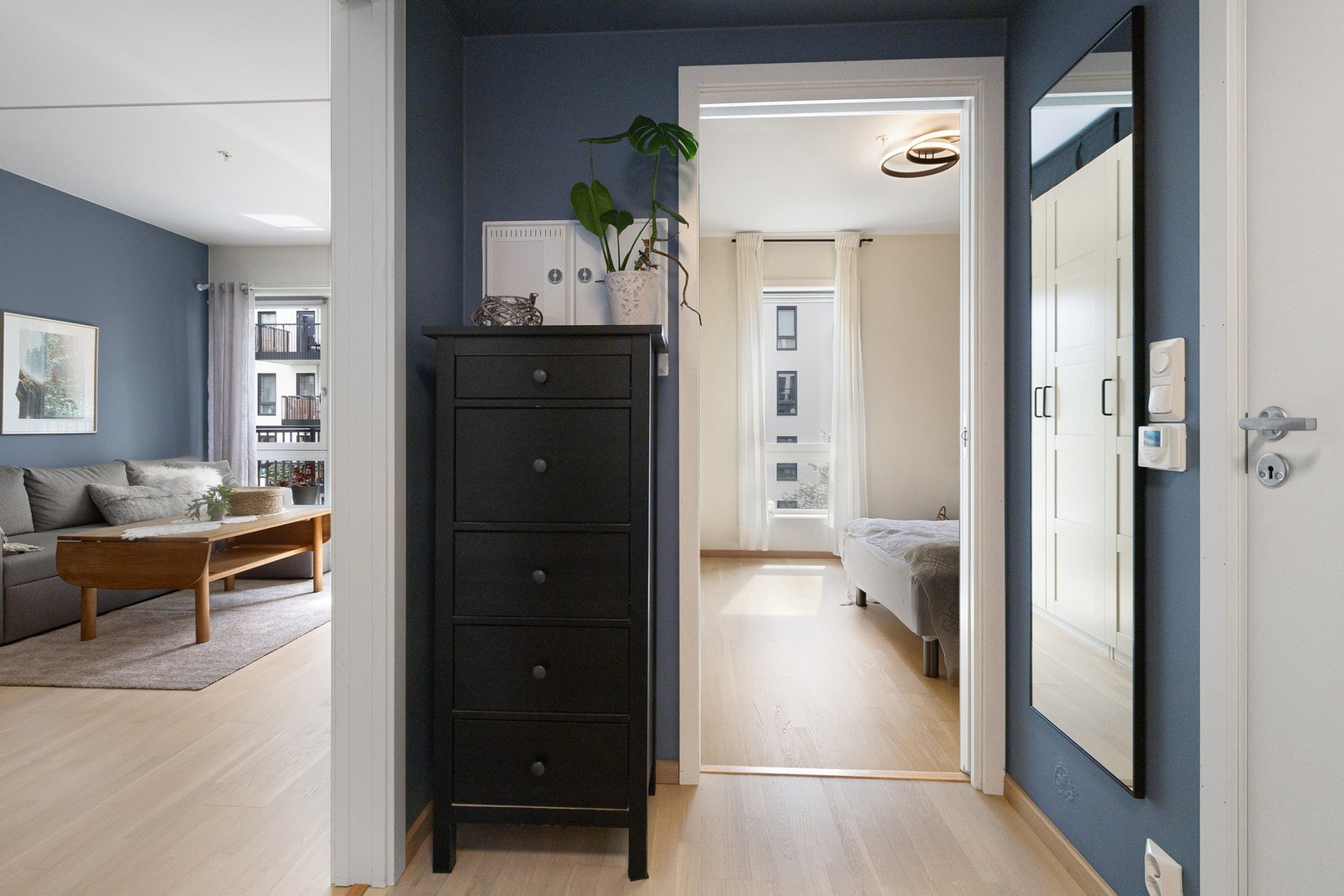 Entreen er boligens knutepunkt med inngang til samtlige rom. Galleribilde