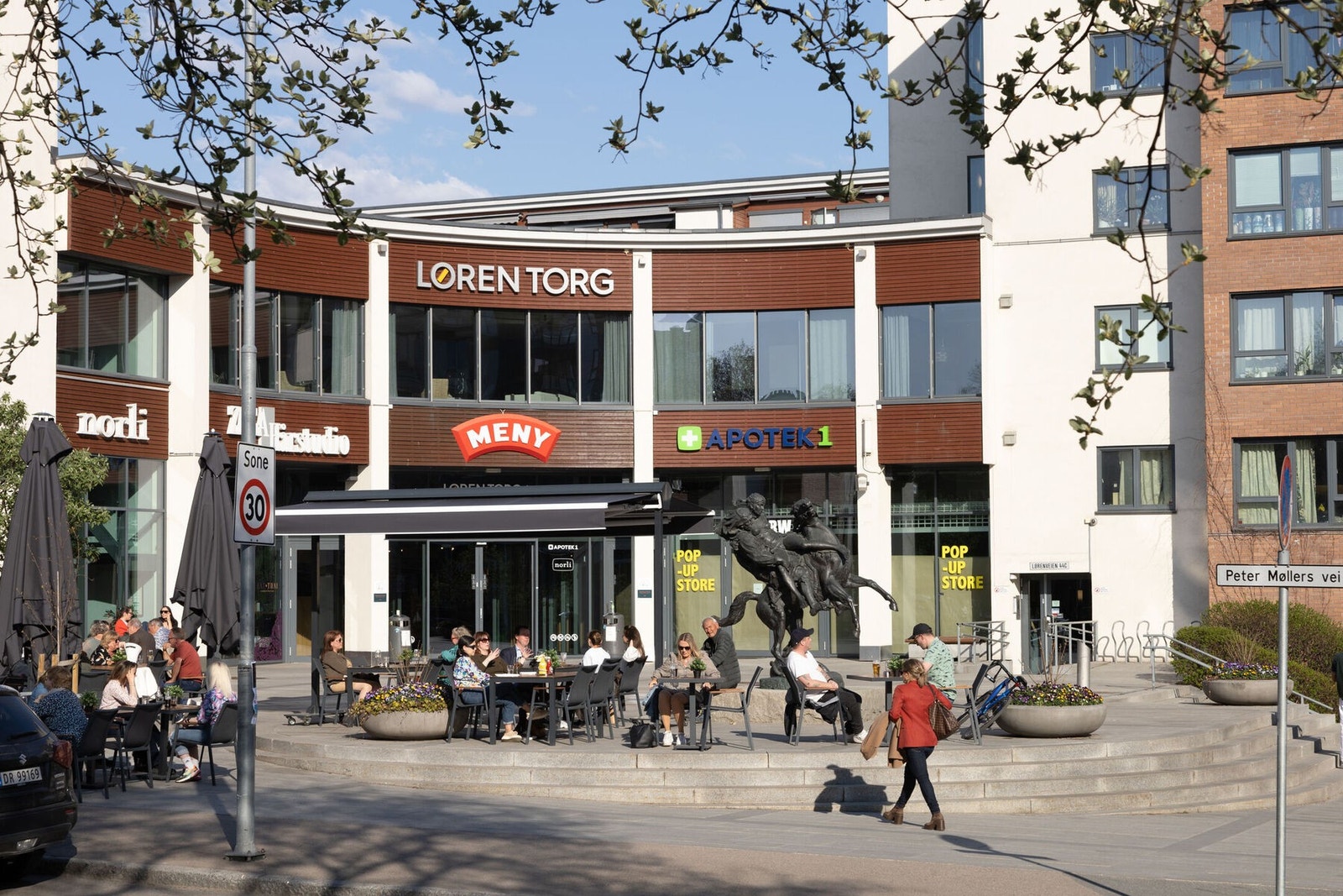 Løren Torg er et samlingspunkt på Løren med stor dagligvarebutikk (Meny), apotek, Grains bakeri og flere spisesteder Galleribilde