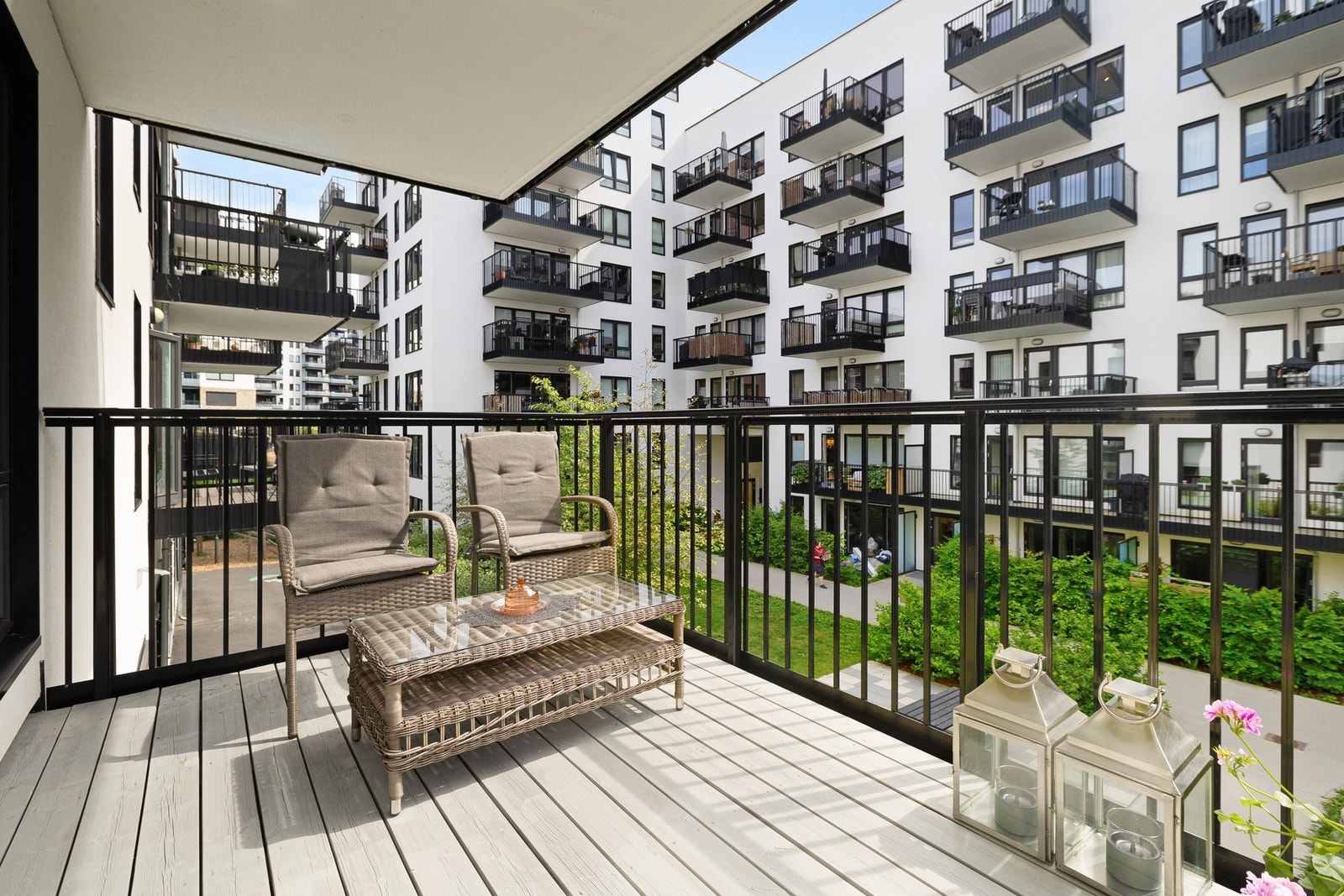 Fra stuen er det utgang til en romslig syd-øst vendt balkong på ca. 7 kvm. Galleribilde