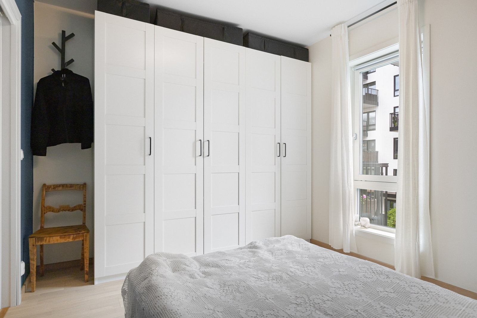 Soverommet er malt i en behagelig farge og har parkett på gulv - noe som er gjennomgående for hele boligen med unntak av bad. Galleribilde