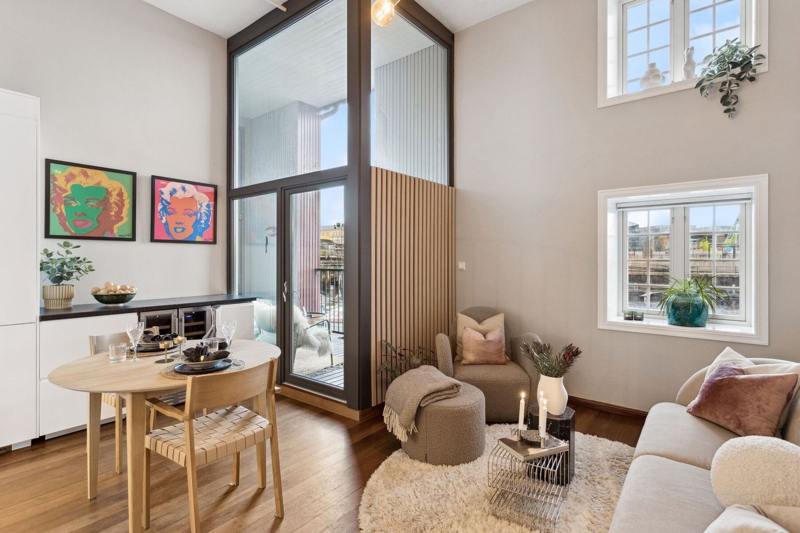 God takhøyde og store vindusflater gir en god romfølelse. Galleribilde