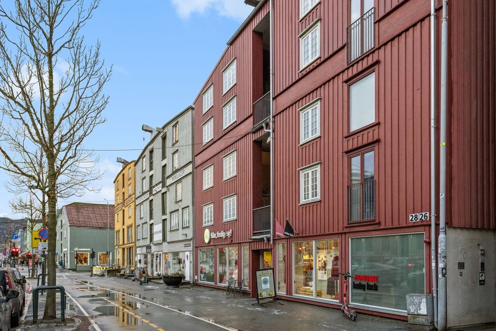 Servicetilbudet i nærheten er svart mangfoldig med blant annet dagligvarebutikker, kjøpesentre, spisesteder og parkeringplasser. Galleribilde