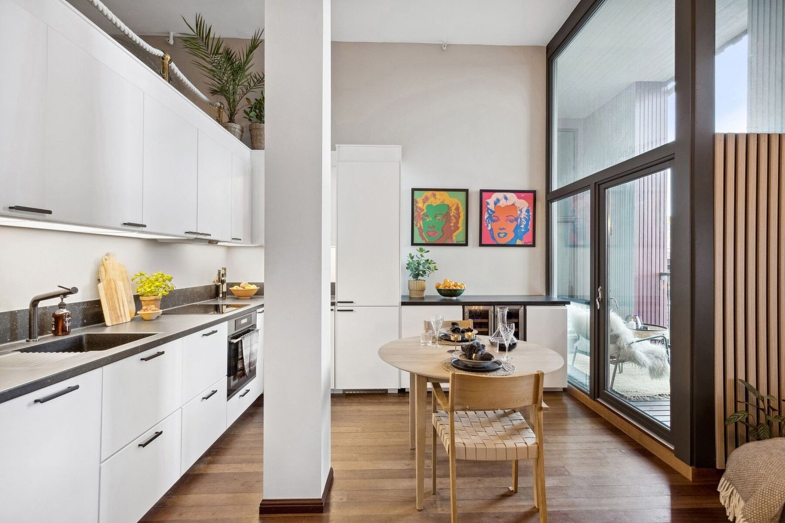 Moderne kjøkken med mye skap og benkeplass. Galleribilde