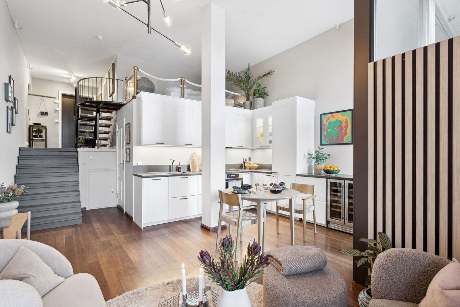 Åpen løsning mellom stue og kjøkken. Galleribilde