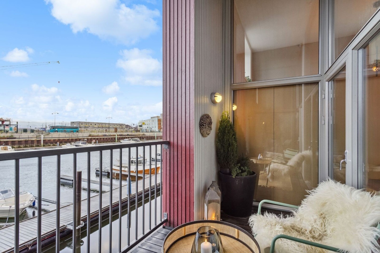 Mange i borettslaget har laget skillevegg mellom leilighetene for å gjøre det mer adskilt på balkongen. Galleribilde