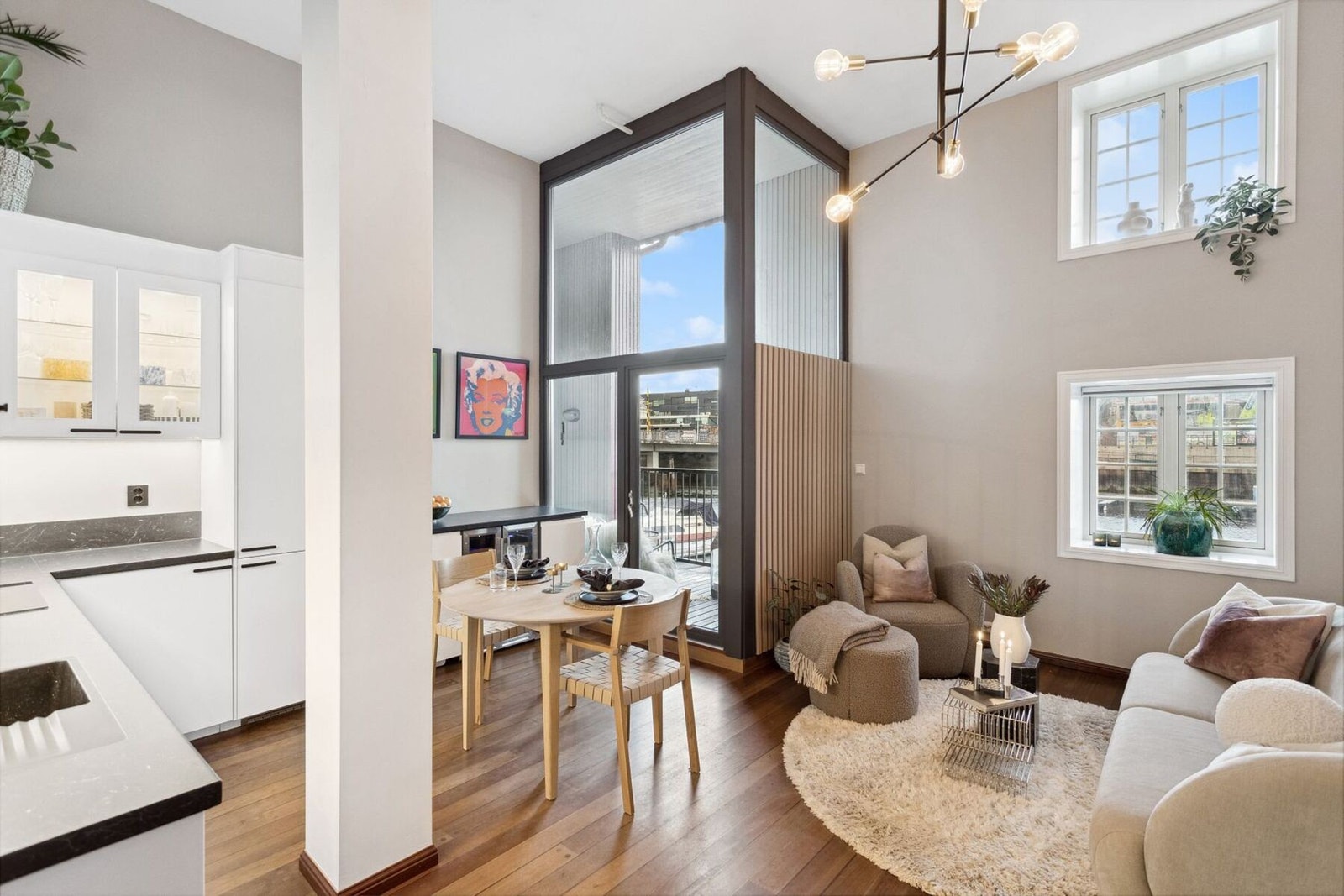 Stue og kjøkken med plass til både spise og sofagruppe. Galleribilde