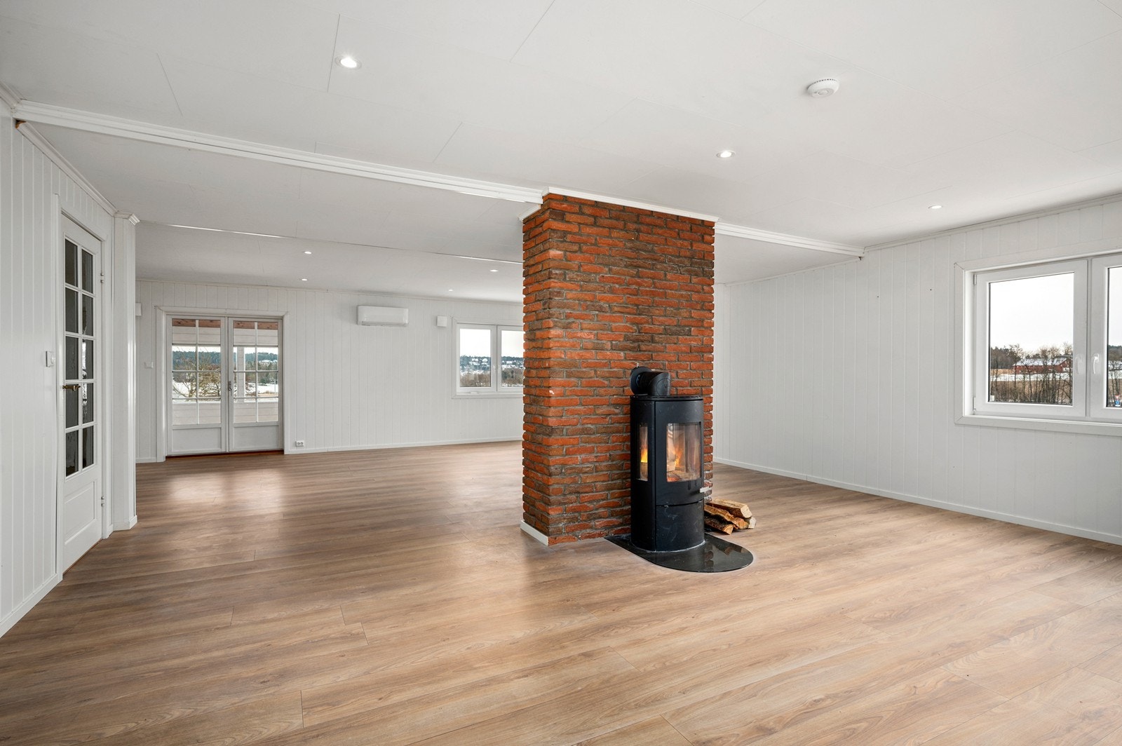 Stor og fin stue i 1. etasje, med flere møbleringsmuligheter Galleribilde