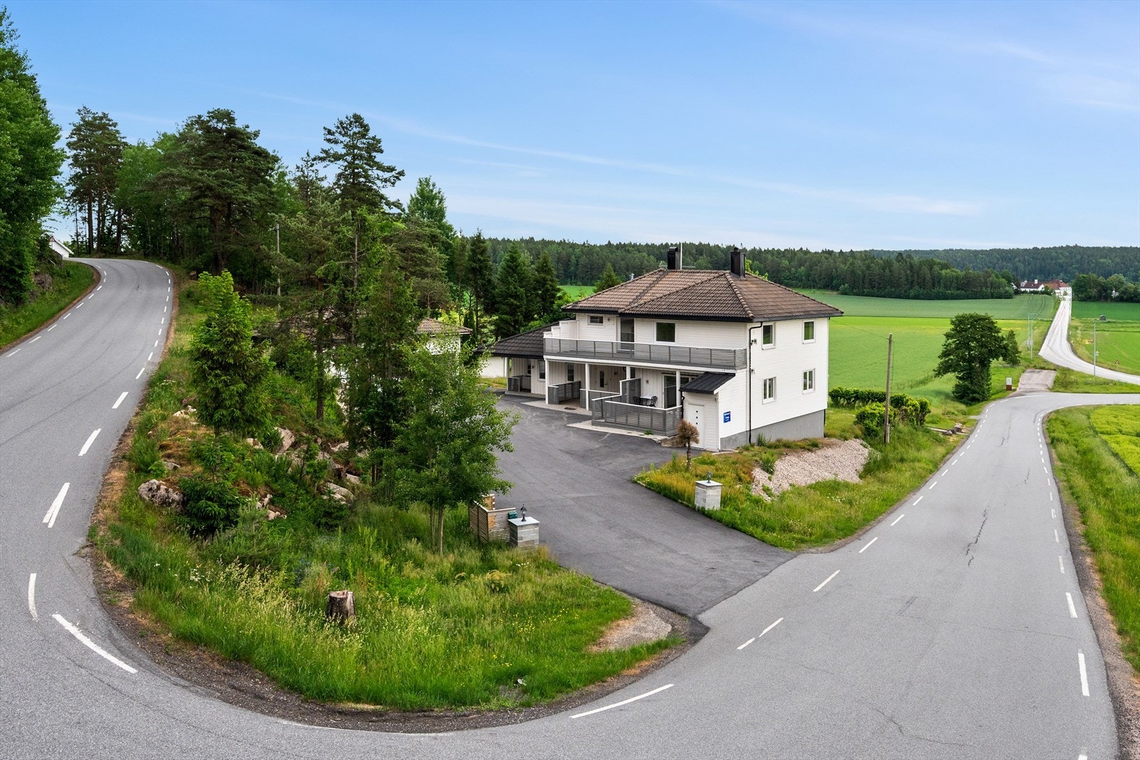 Avstanden til Skjeberg stasjonsby med butikk, barneskole, barnehager, bensinstasjon m.m ligger ca. 1,5 - 2 km unna Galleribilde