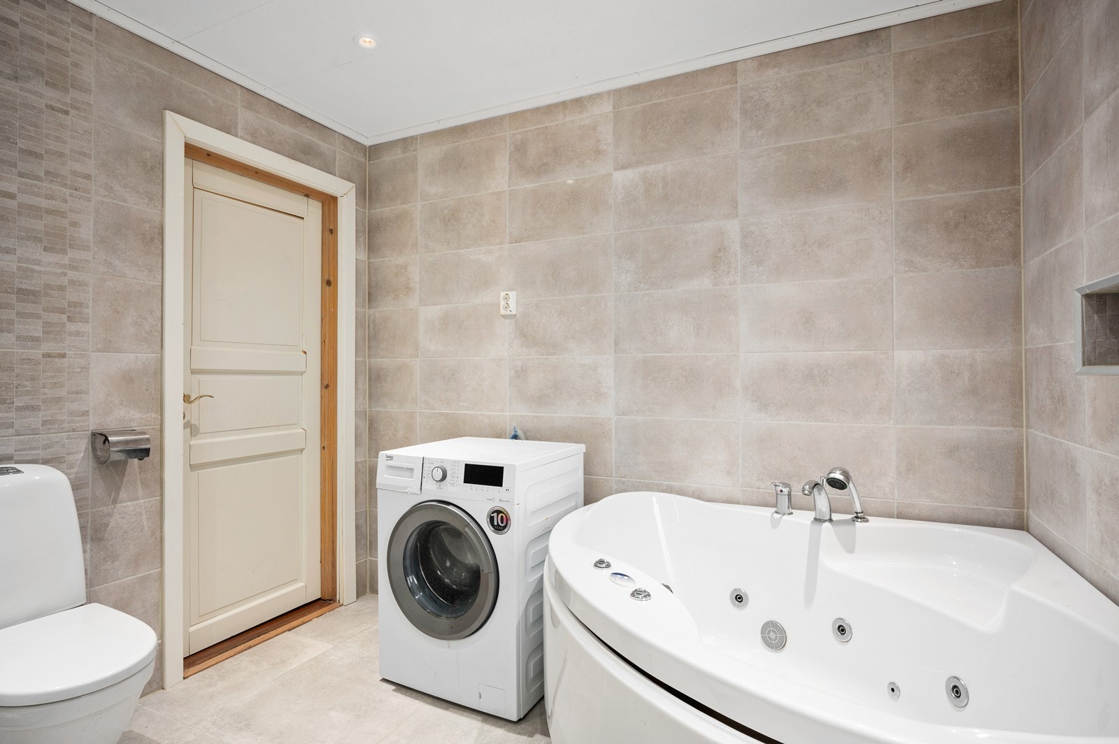 Rommet er innredet med servant i baderomsinnredning, toalett, dusjkabinett og badekar. I tillegg er det opplegg for vaskemaskin Galleribilde