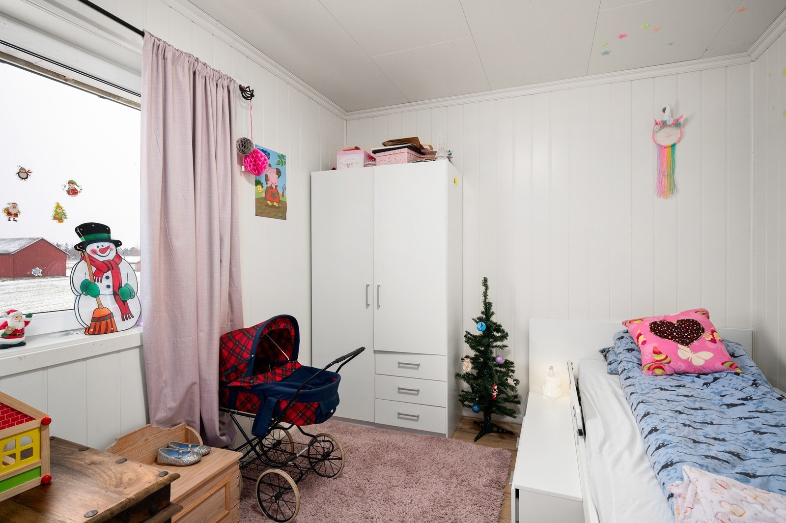 Her er det plass til både seng og garderobeskap - i tillegg til småmøbler og leker Galleribilde